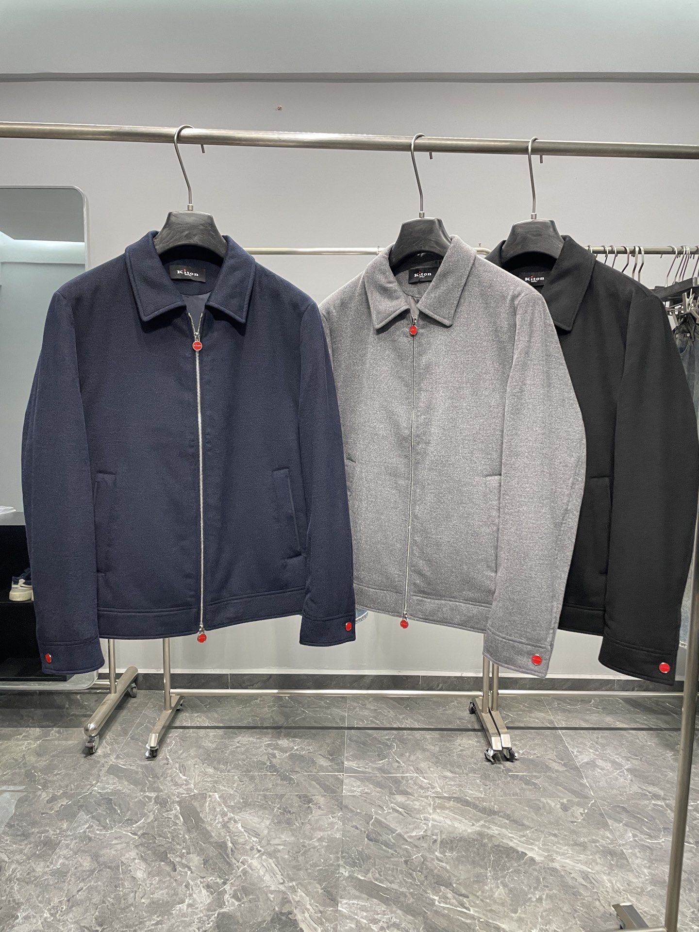 KITON25FW秋冬新款羊毛混纺翻领夹克，男士经典红色拉链装饰商务休闲行政夹克外套！贸易公司渠道稀出，