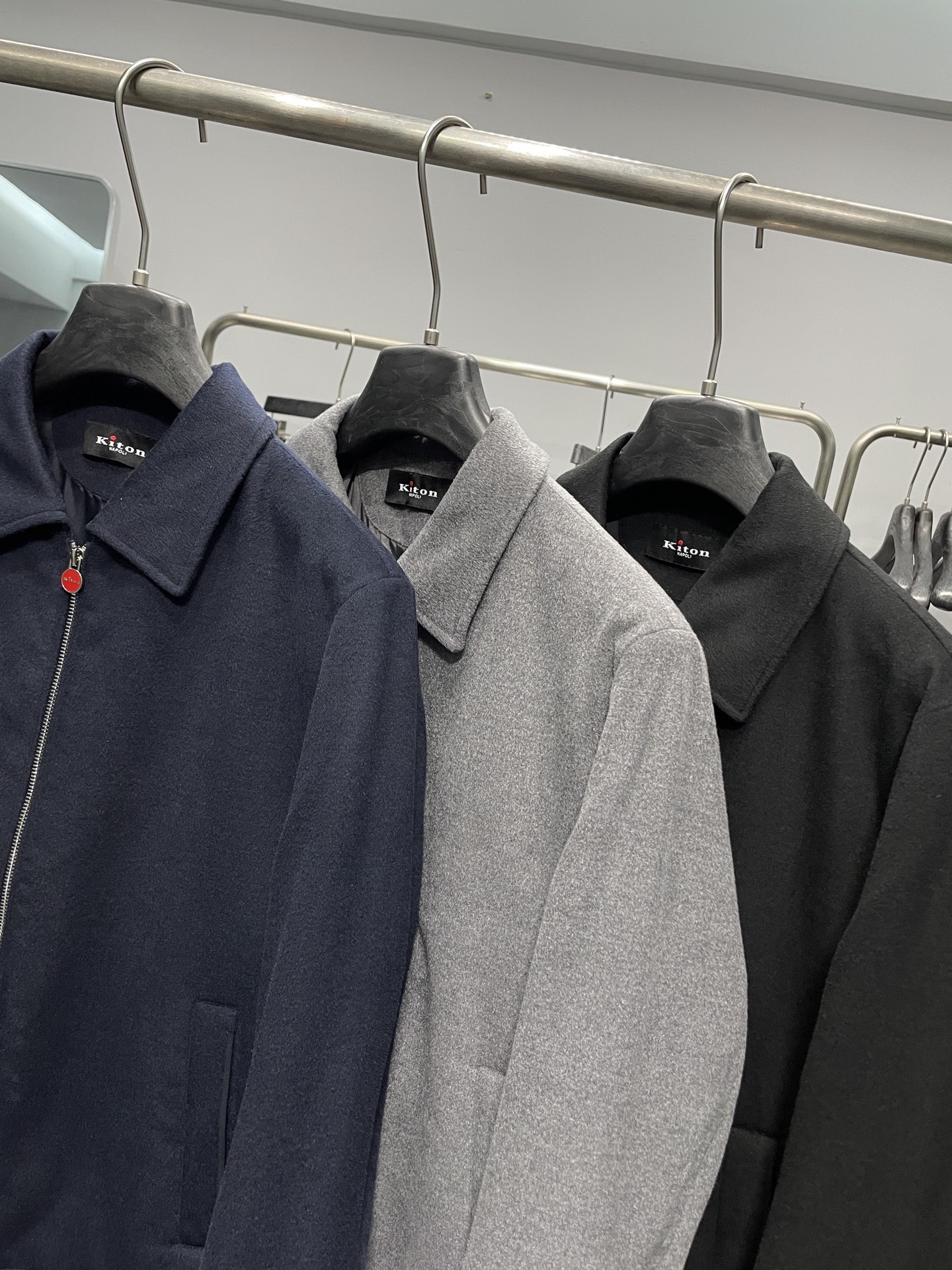 KITON25FW秋冬新款羊毛混纺翻领夹克，男士经典红色拉链装饰商务休闲行政夹克外套！贸易公司渠道稀出，