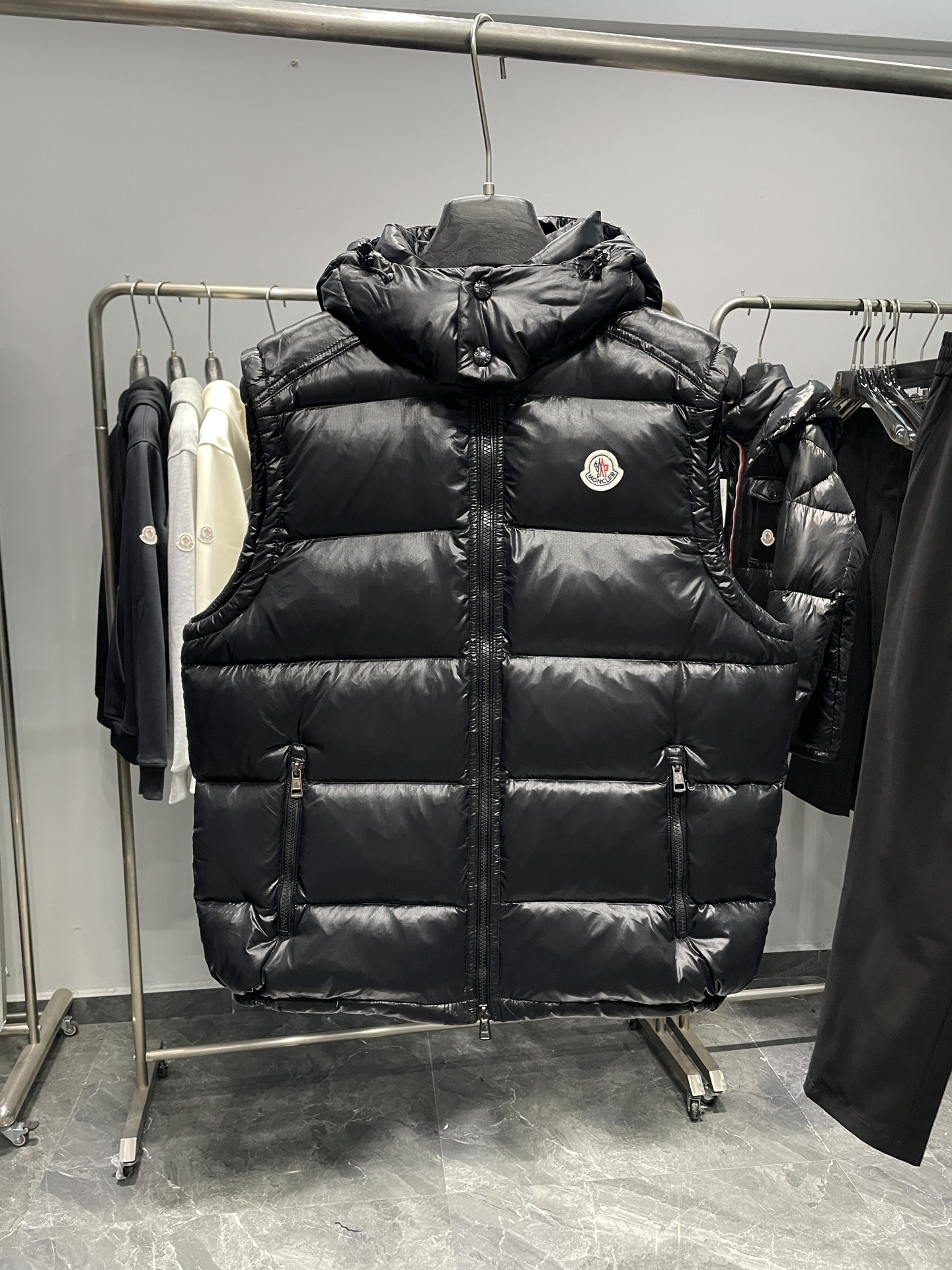 MONFW秋冬新款黑色漆面尼龙羽绒马甲，男女同款可拆卸式连帽立领无袖羽绒服夹克外套！贸易公司渠道稀出，同