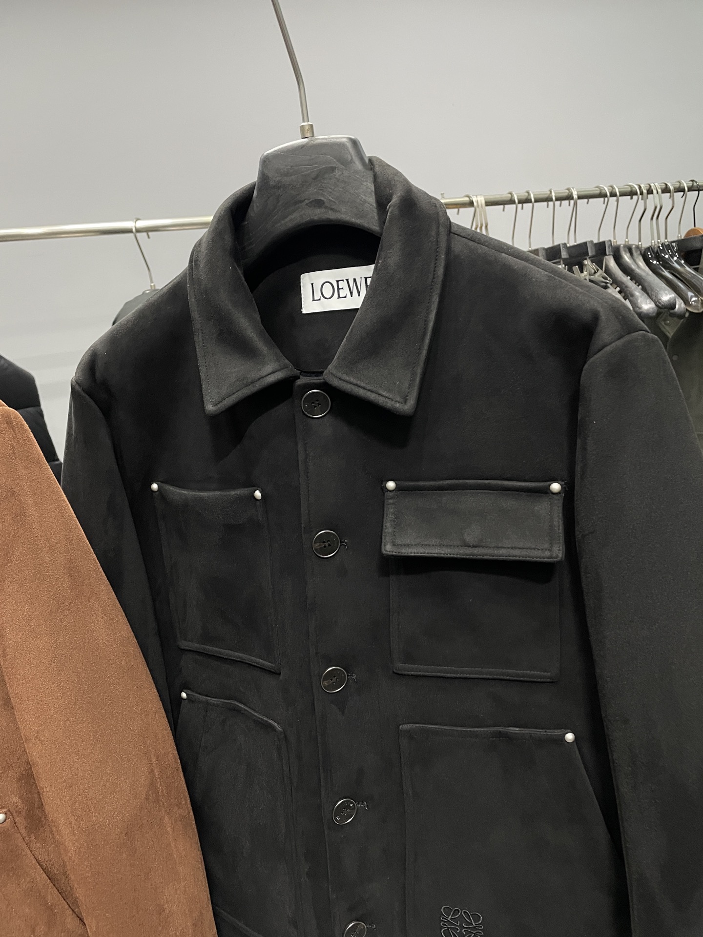 羽绒服 ～LOE2025秋冬新品麂皮绒面料老钱风休闲翻领羽绒服夹克外套！休闲翻领款式，属于老钱风设计，简