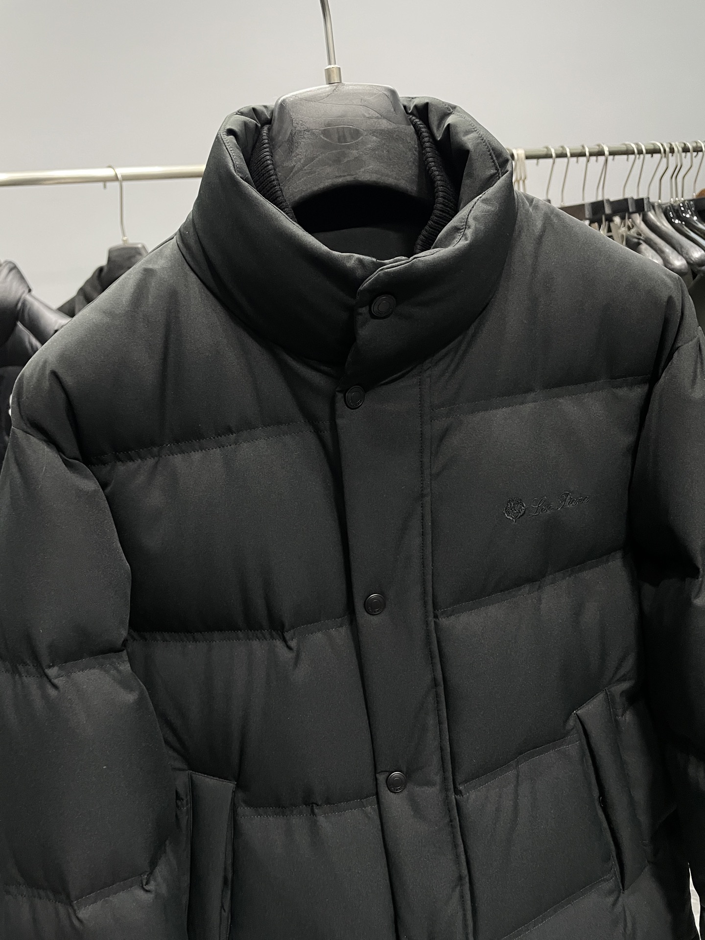 羽绒服 ～lP FW秋冬新品双门襟假两件立领白鹅绒羽绒服！采用假两件结构，外层呈现立领夹克形态，内里拼接