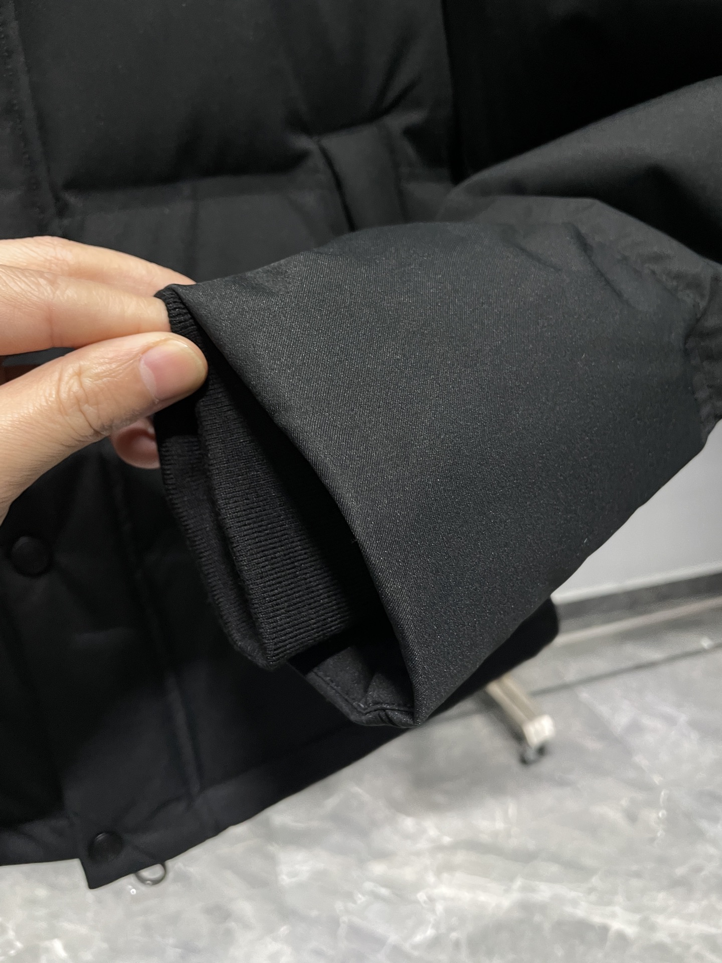 羽绒服 ～lP FW秋冬新品双门襟假两件立领白鹅绒羽绒服！采用假两件结构，外层呈现立领夹克形态，内里拼接