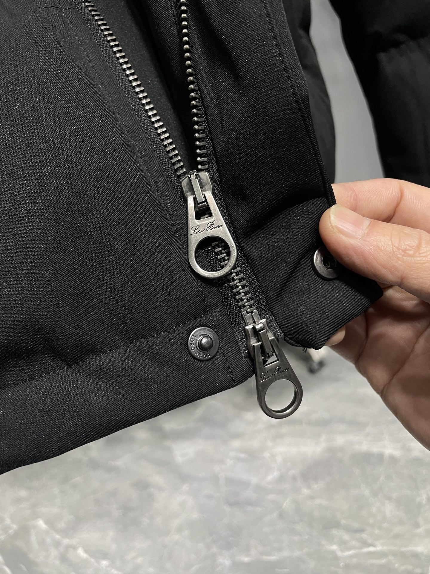 羽绒服 ～lP FW秋冬新品双门襟假两件立领白鹅绒羽绒服！采用假两件结构，外层呈现立领夹克形态，内里拼接