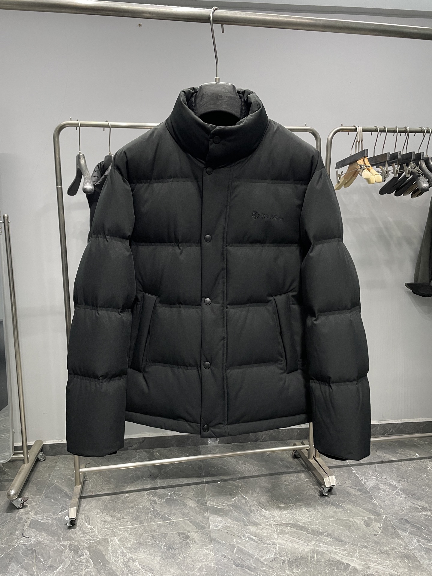 羽绒服 ～lP FW秋冬新品双门襟假两件立领白鹅绒羽绒服！采用假两件结构，外层呈现立领夹克形态，内里拼接