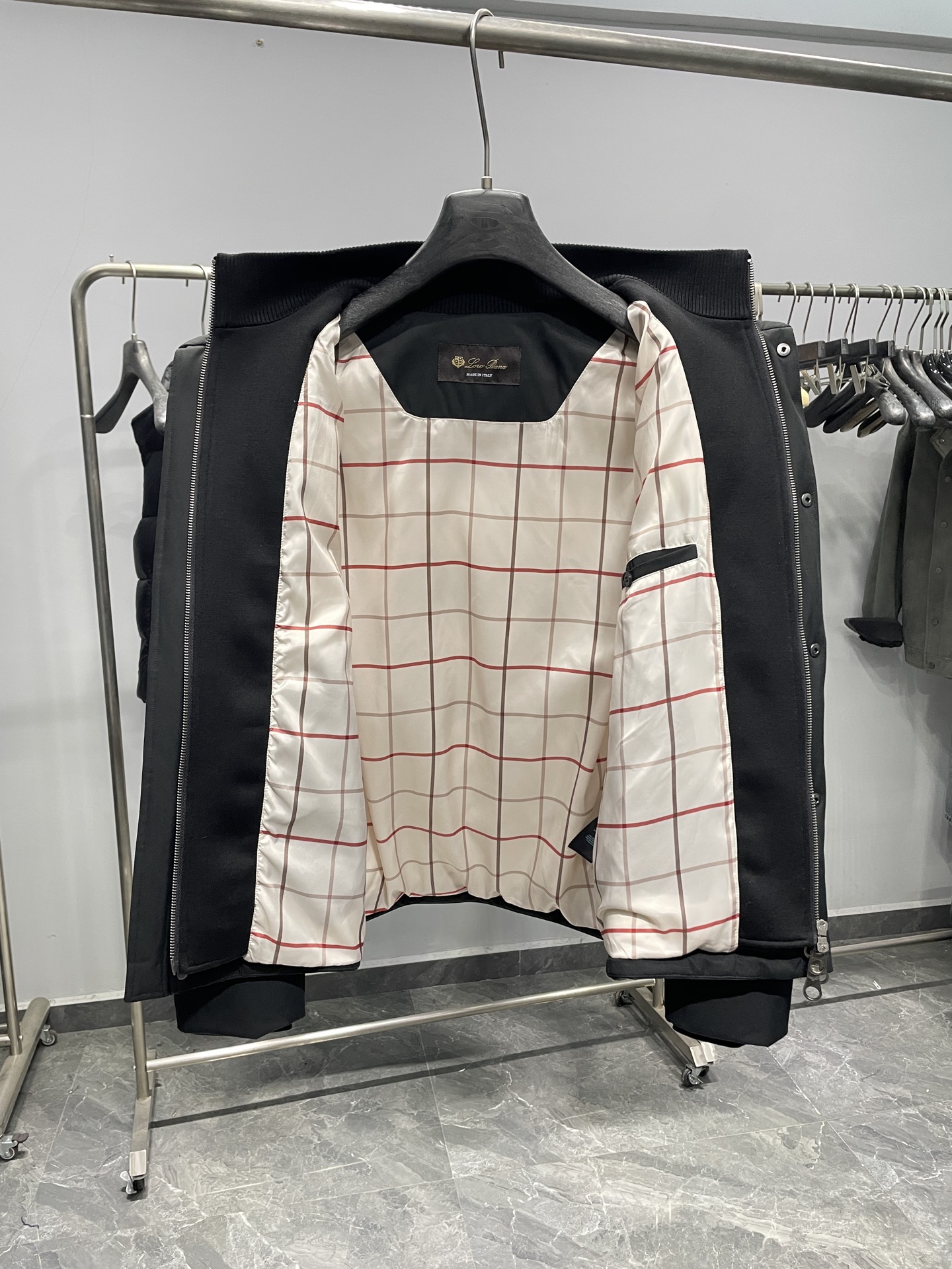 羽绒服 ～lP FW秋冬新品双门襟假两件立领白鹅绒羽绒服！采用假两件结构，外层呈现立领夹克形态，内里拼接