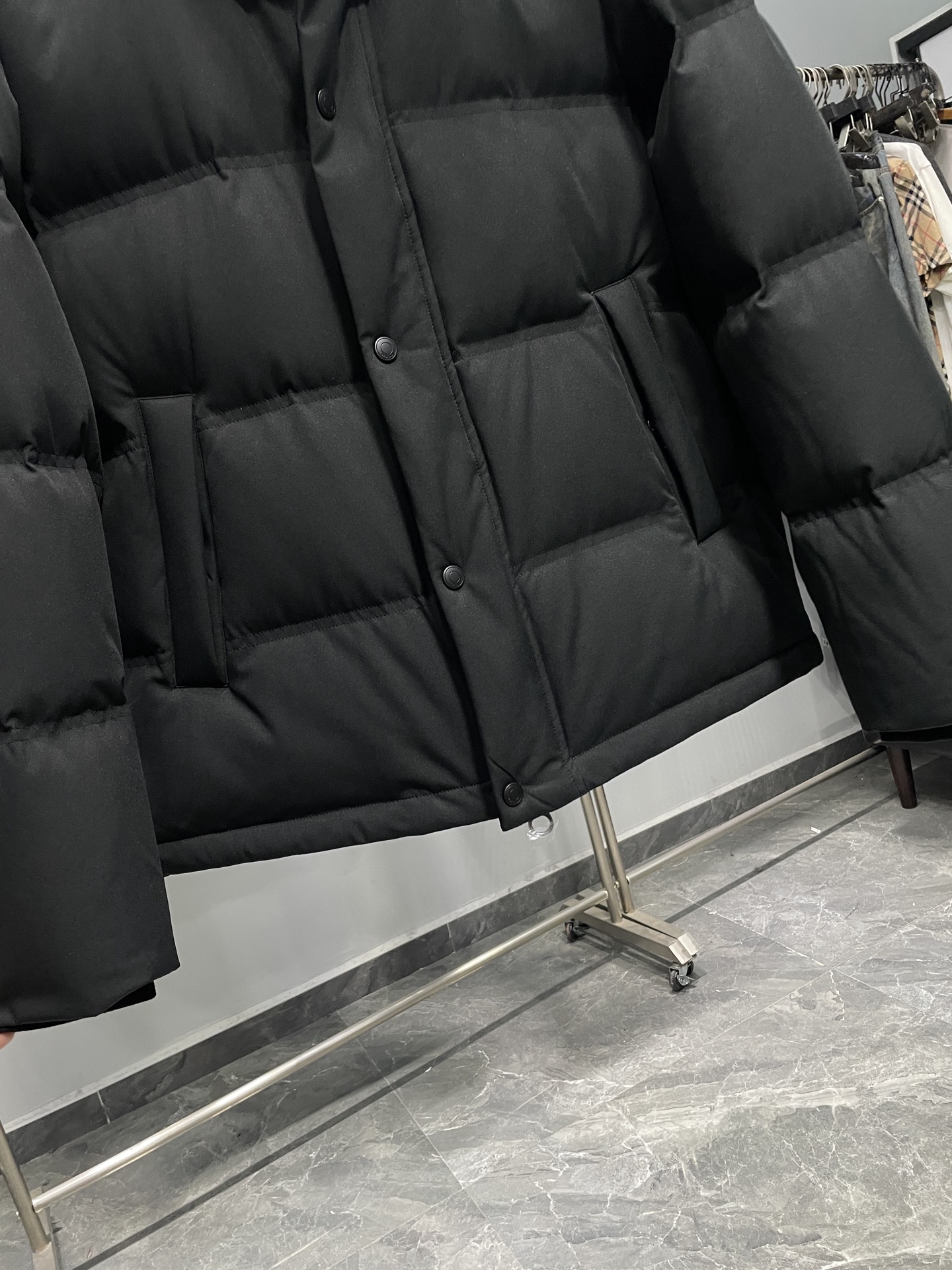 羽绒服 ～lP FW秋冬新品双门襟假两件立领白鹅绒羽绒服！采用假两件结构，外层呈现立领夹克形态，内里拼接