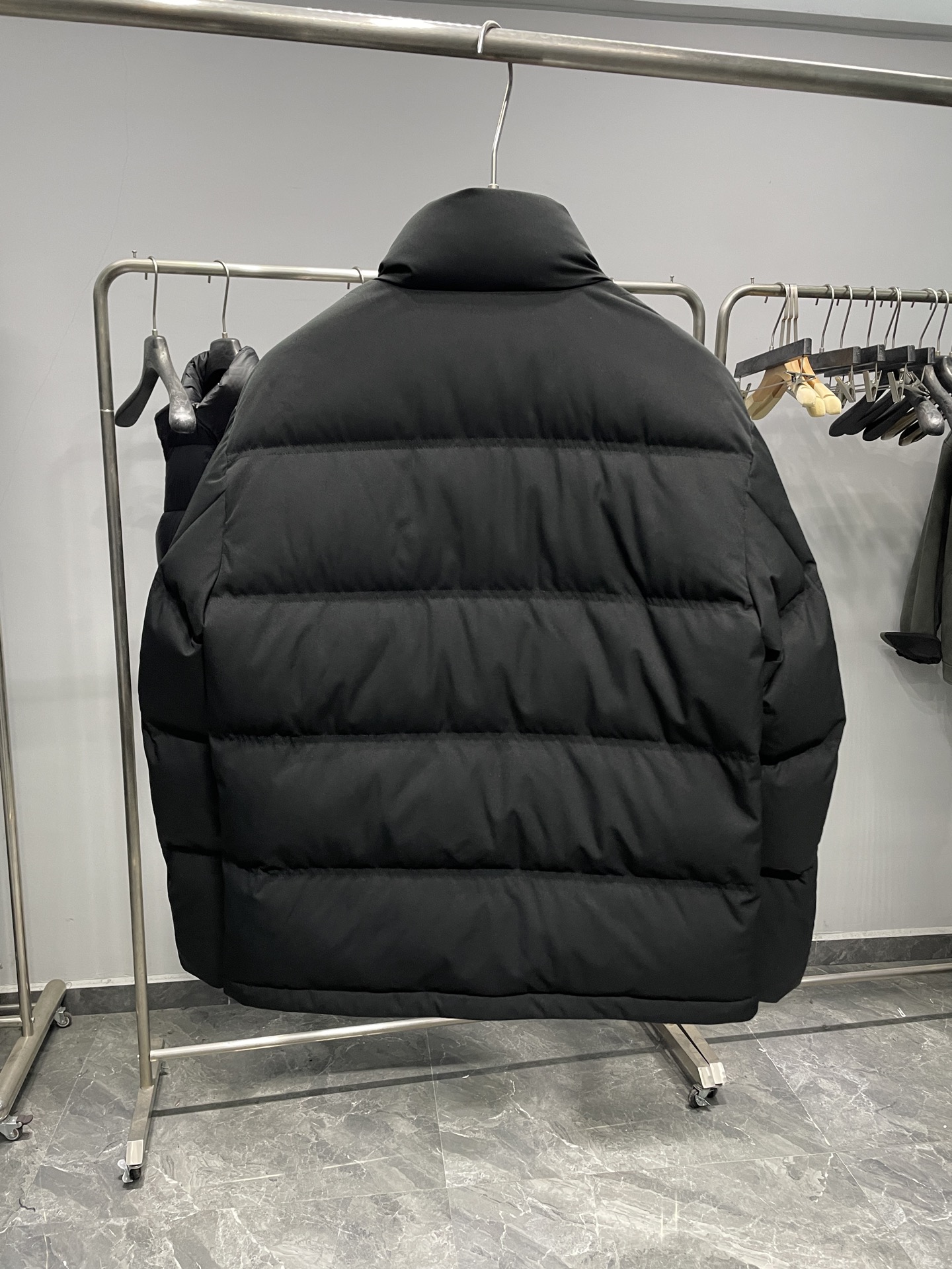 羽绒服 ～lP FW秋冬新品双门襟假两件立领白鹅绒羽绒服！采用假两件结构，外层呈现立领夹克形态，内里拼接