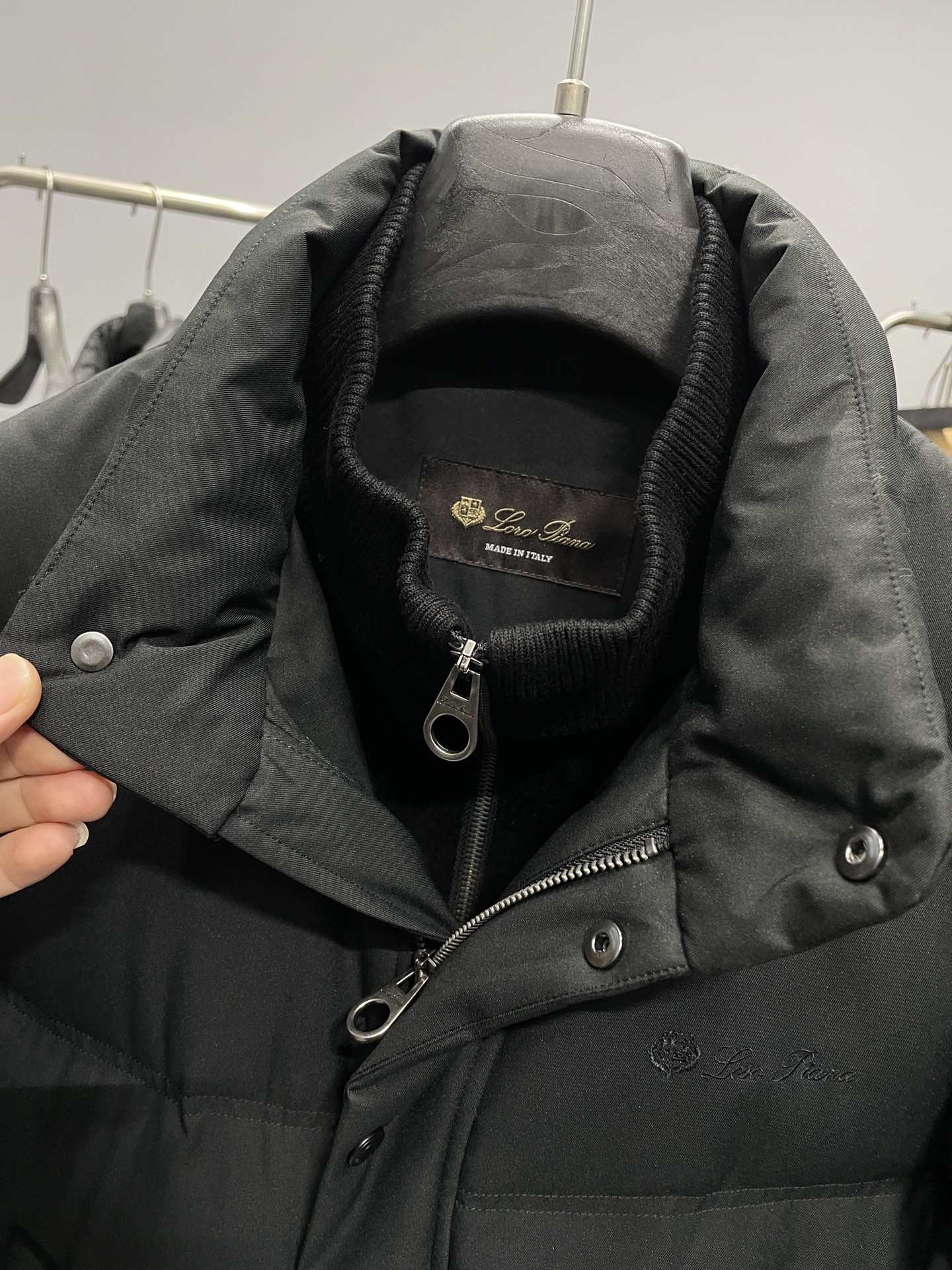 羽绒服 ～lP FW秋冬新品双门襟假两件立领白鹅绒羽绒服！采用假两件结构，外层呈现立领夹克形态，内里拼接