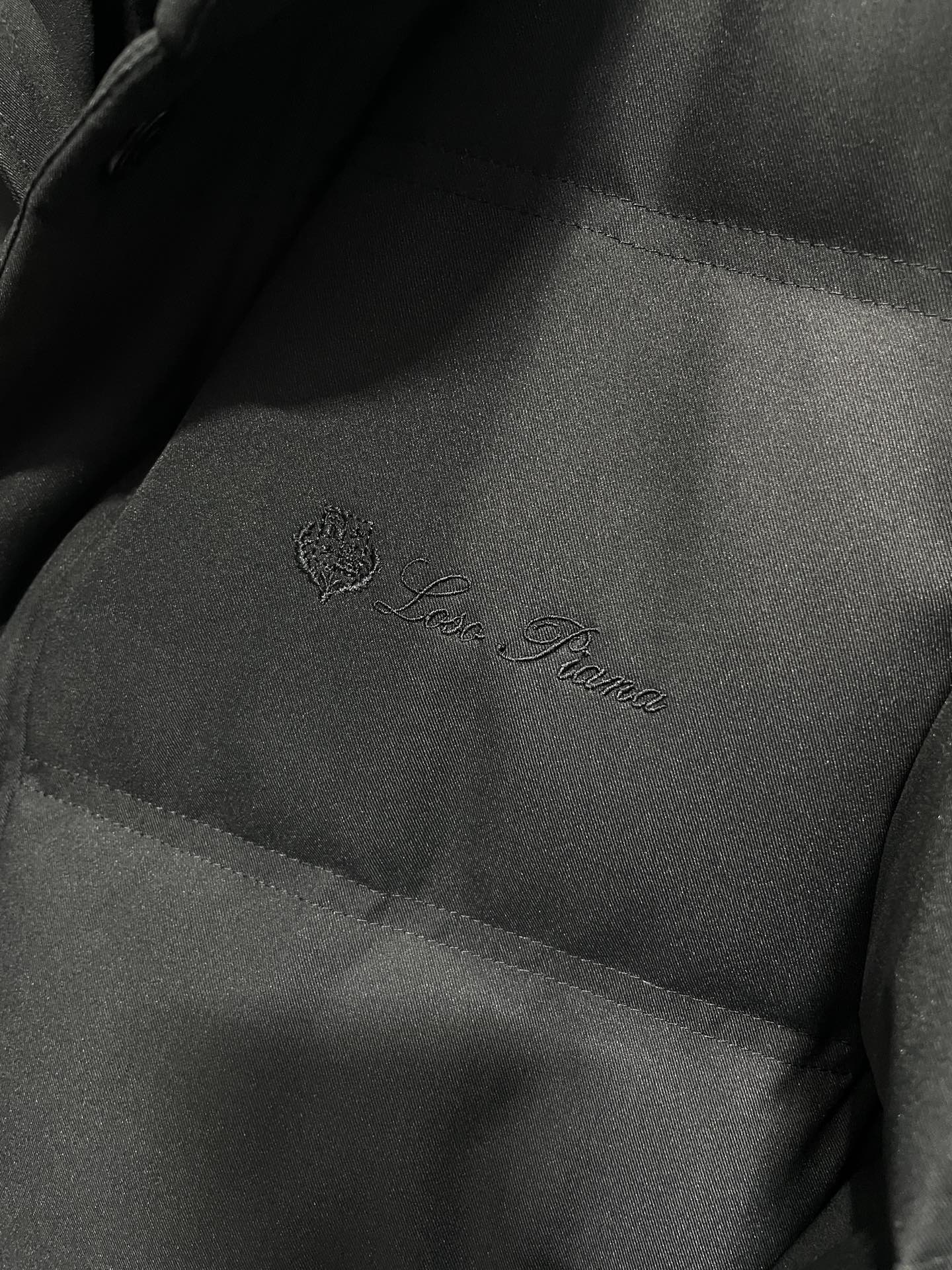 羽绒服 ～lP FW秋冬新品双门襟假两件立领白鹅绒羽绒服！采用假两件结构，外层呈现立领夹克形态，内里拼接