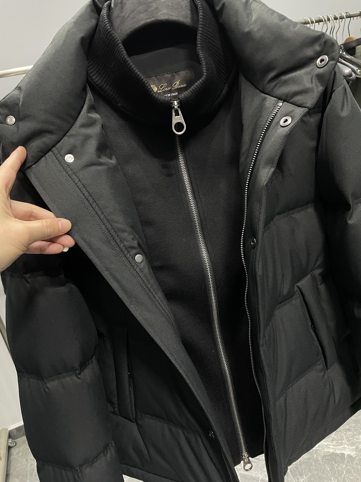 羽绒服 ～lP FW秋冬新品双门襟假两件立领白鹅绒羽绒服！采用假两件结构，外层呈现立领夹克形态，内里拼接