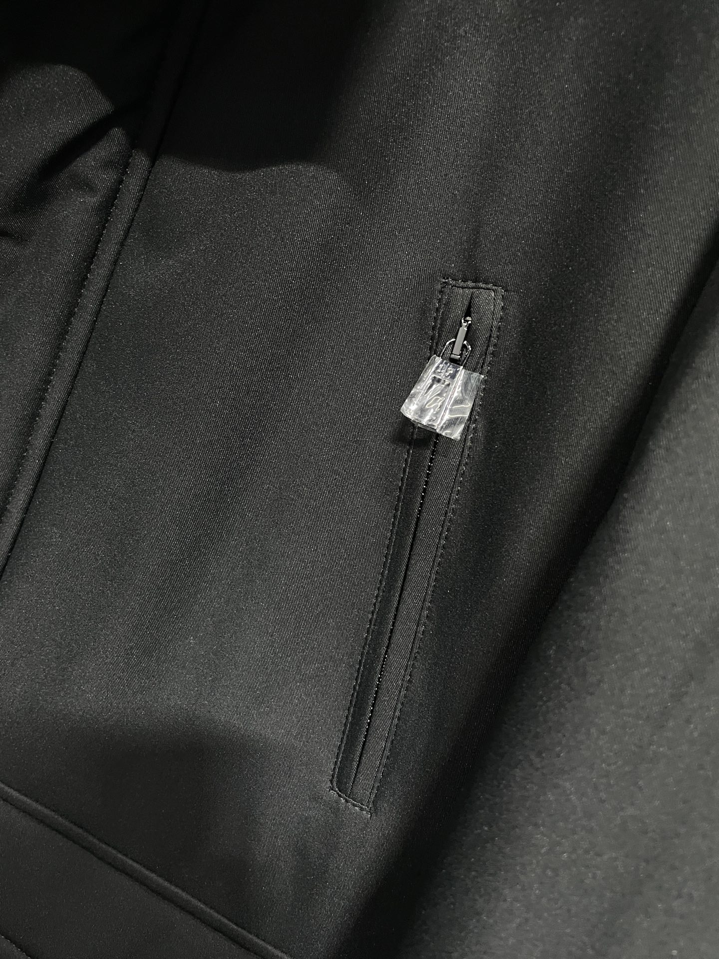 羽绒服 lP🆕FW秋冬新款男士连帽羊毛混纺羽绒服！外层是羊毛混纺材质，既有羊毛的细腻质感，又有聚酯纤维的