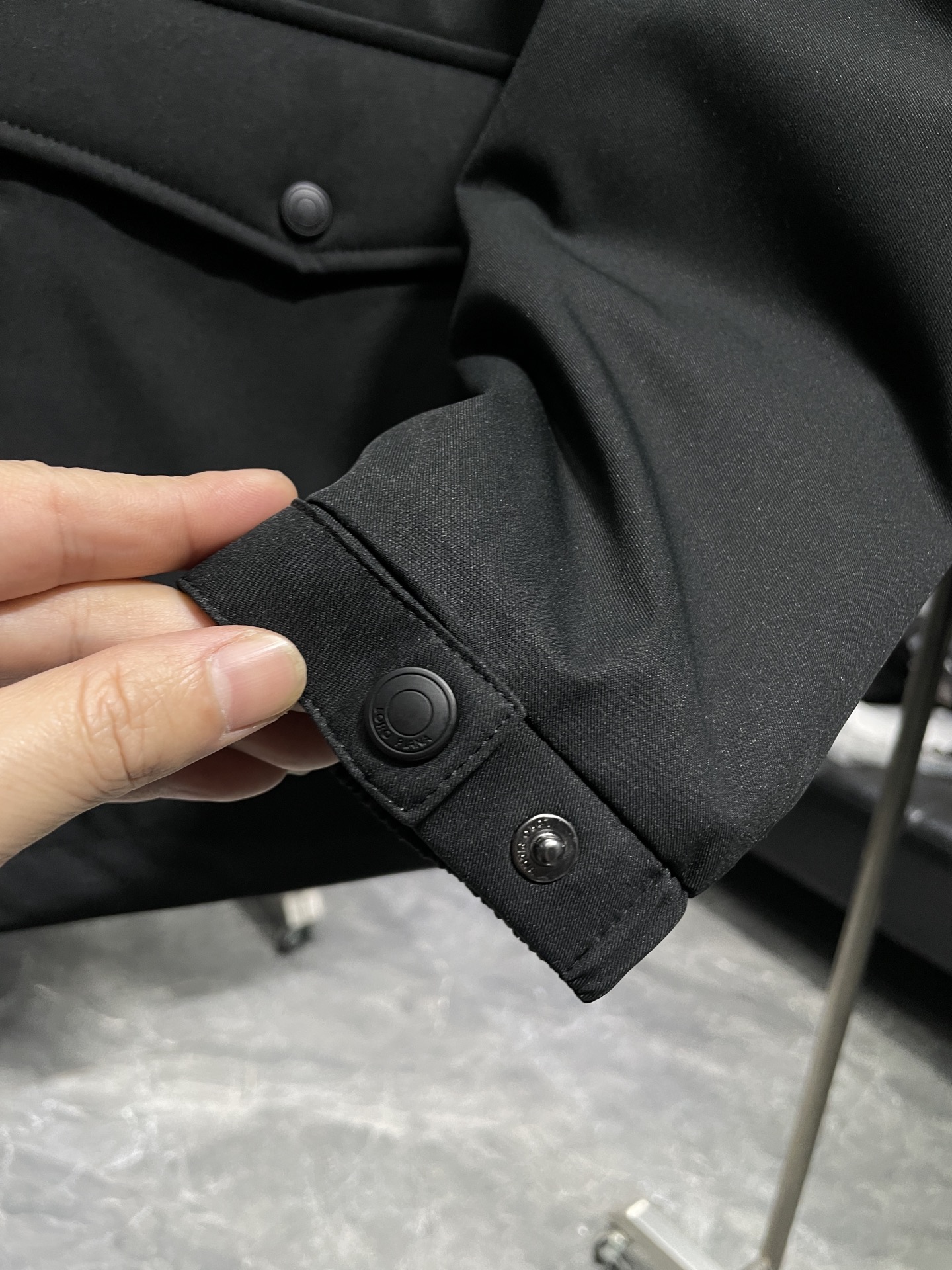 羽绒服 lP🆕FW秋冬新款男士连帽羊毛混纺羽绒服！外层是羊毛混纺材质，既有羊毛的细腻质感，又有聚酯纤维的