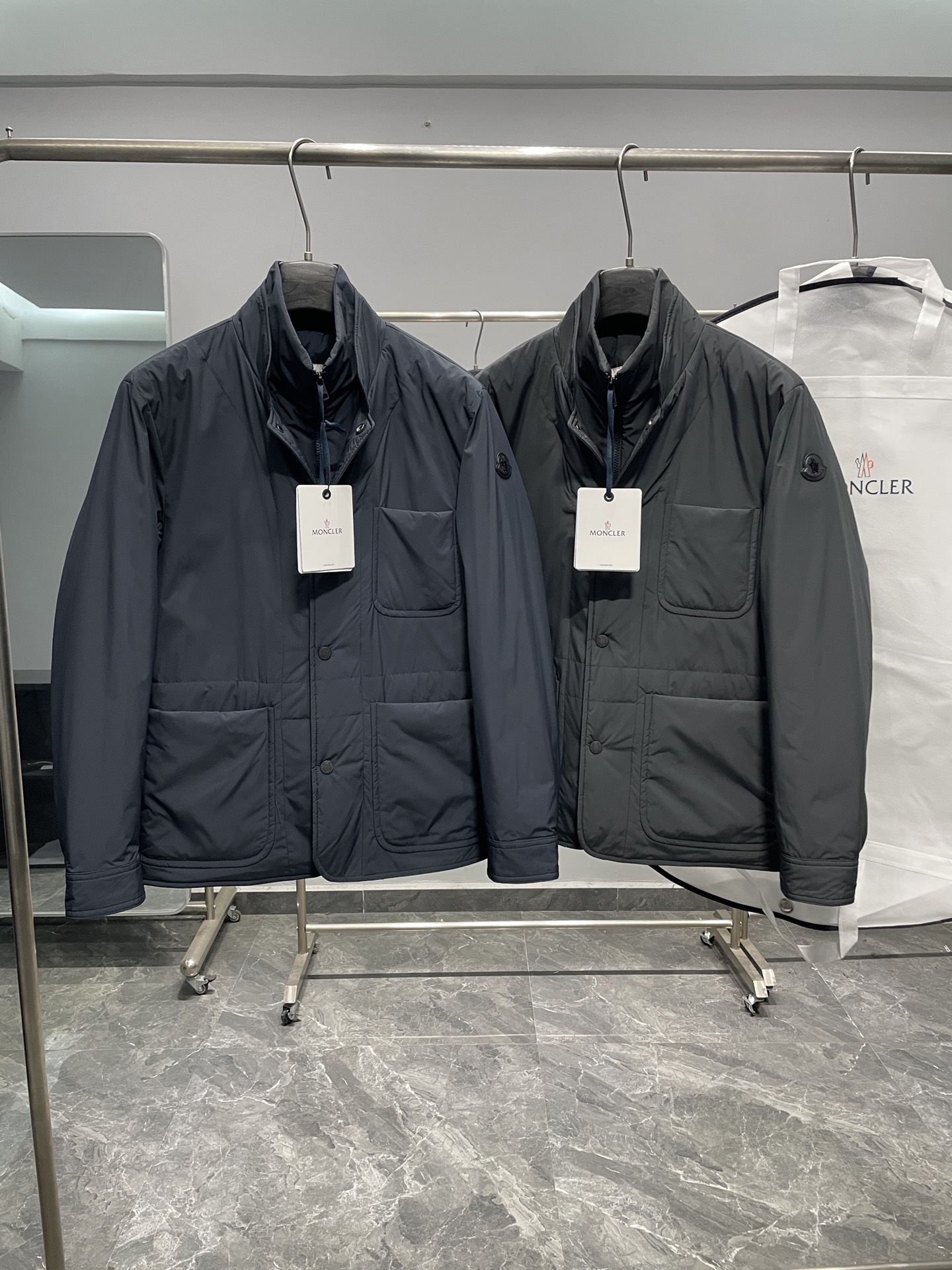 NO:731276,Supporting the launch of MON's new products after the new year, the fake two-piece detachable collar business casual jacket and down jacket, the Brieuc jacket demonstrates Moncler's exquisite craftsmanship in fabric technology and practical design.  The exterior is made of Aquaflect fabric, which has excellent functionality and is not only durable but also stable in shape and not easily deformed, ensuring that the jacket can maintain a crisp and stylish appearance under a variety of wearing conditions. The inner collar is specially equipped with a soft knitted lining, which feels delicate and comfortable, bringing a warm wrapping feeling like a turtleneck sweater, which not only improves the comfort of wearing, but also adds a delicate texture level.  The design pays attention to the integration of practicality and details. The jacket is equipped with spacious patch pockets and chest pockets, providing ample storage space for daily carrying of belongings. There are also pockets with snap closures inside, taking into account safety and convenience. The opening and closing method uses a combination of zippers and snaps, making it more flexible to put on and take off according to different needs.  Adjust the degree of sealing. The cuffs are designed to be adjustable, allowing users to fine-tune according to personal preferences or weather changes to enhance the fit and windproof effect. In addition, the jacket is decorated with exquisite leather logos as a finishing touch, inadvertently highlighting the brand's texture, and taking into account functionality, comfort and aesthetic details.  Made of Aquaflect fabric. Airsoft lining. Knitted collar lining. Zip and snap fastening. Patch pockets. Chest pocket. Internal pockets. Snap snap fastening. Adjustable cuffs. Leather logo!  Color navy blue, black Size 1-5 Size reference Size 1: shoulder width 49cm-bust 114cm-shirt length 72cm-sleeve length 64 Size 2: shoulder width 50cm-chest 118cm-shirt length 73cm-sleeve length 65 Size 3: shoulder width 51cm-chest 122cm-shirt length 75cm-sleeve length 66  Size 4: shoulder width 52cm - bust 126cm - length 76cm - sleeve length 67 Size 5: shoulder width 53cm - bust 130cm - length 78cm - sleeve length 68,, jackets & coats, jackets & coats, sweaters, down jacket,19860909支持年后MON新品上架,假二件可拆卸领商务休闲夹克款外套羽绒服, Brieuc夹克展现了Moncler在面料科技与实用设计上的精湛工艺. 其外部采用Aquaflect面料制成,这种面料具备出色的功能性,不仅耐用而且形态稳固,不易变形,确保了夹克在多种穿着条件下都能保持挺括有型的外观.内领部分特别搭配了柔软的针织衬里,触感细腻舒适,如同高领毛衣般带来温暖的包裹感,既提升了穿着的舒适度,又增添了细腻的质感层次. 设计上注重实用与细节的融合.夹克设有宽敞的贴袋与胸部口袋,提供充足的储物空间,方便日常携带随身物品.内部还配有带按扣开合的口袋,兼顾了安全性与便捷性.开合方式采用拉链与按扣相结合,使穿脱更为灵活,并能根据不同需求调节密封程度.袖口部分设计为可调节式,让使用者能够根据个人喜好或天气变化进行微调,增强贴合度与防风效果.此外,夹克饰有精致的皮革标识,作为点睛之笔,在不经意间彰显品牌质感,整体兼顾了功能性、舒适度与美学细节. 采用Aquaflect面料制成.Airsoft衬里 针织衣领衬里,拉链和按扣开合 贴袋,胸部口袋,内部口袋,按扣开合,可调节袖口, 皮革标识！ 颜色藏青色、黑色 尺码1-5 尺寸参考 1码:肩宽49cm-胸围114cm-衣长72cm-袖长64 2码:肩宽50cm-胸围118cm-衣长73cm-袖长65 3码:肩宽51cm-胸围122cm-衣长75cm-袖长66 4码:肩宽52cm-胸围126cm-衣长76cm-袖长67 5码:肩宽53cm-胸围130cm-衣长78cm-袖长68,,jackets & coats,jackets & coats,sweaters,down jacket,,Men's clothing