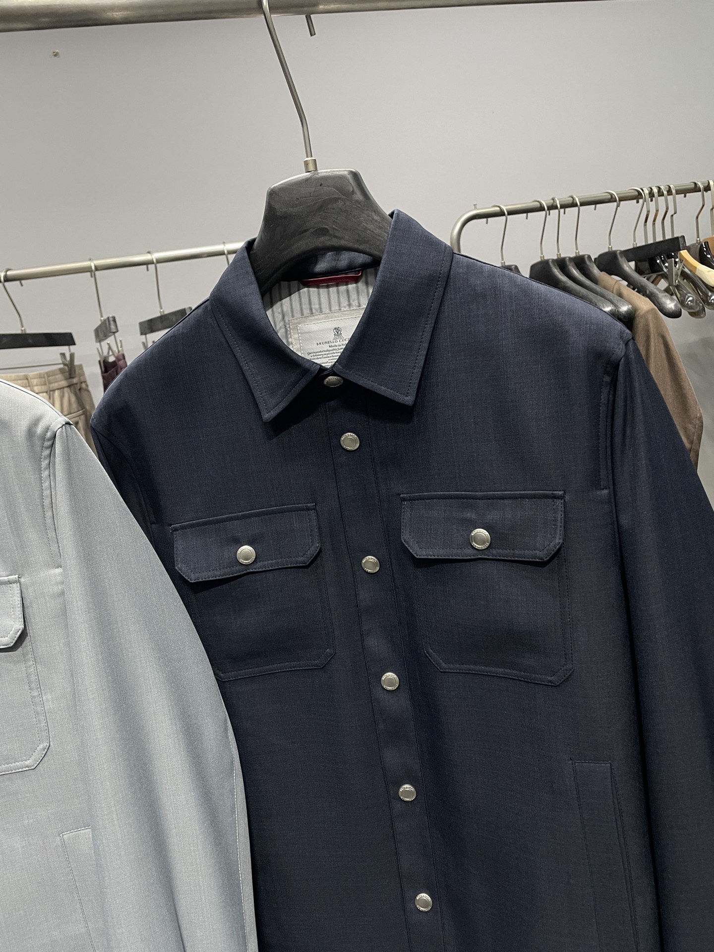 ～BC26SS春季新款男士工装衬衫翻领夹克，凝练品牌标志性的低调奢华与实用美学。面料采用羊毛、锦纶与聚酯