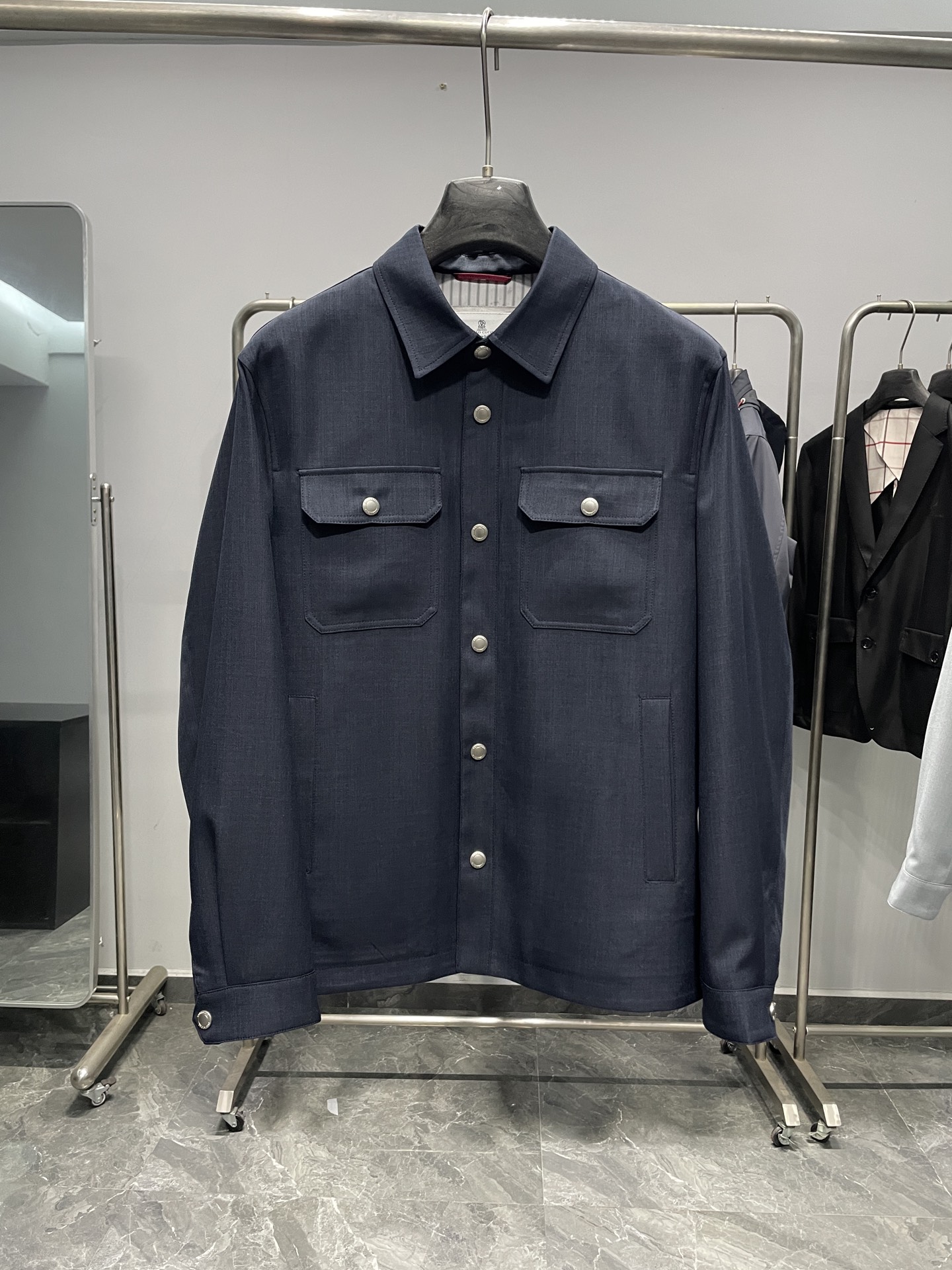 ～BC26SS春季新款男士工装衬衫翻领夹克，凝练品牌标志性的低调奢华与实用美学。面料采用羊毛、锦纶与聚酯