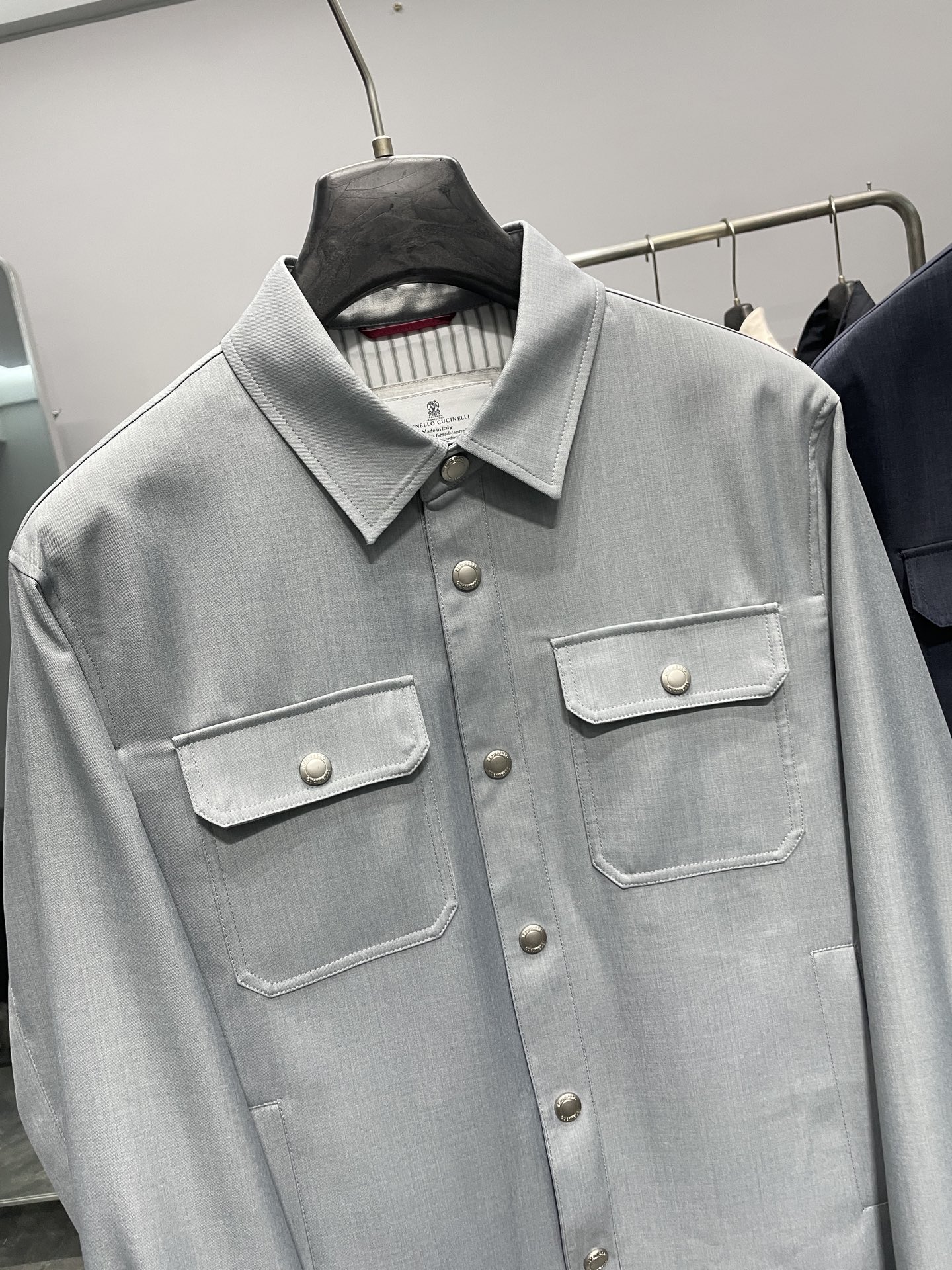 ～BC26SS春季新款男士工装衬衫翻领夹克，凝练品牌标志性的低调奢华与实用美学。面料采用羊毛、锦纶与聚酯