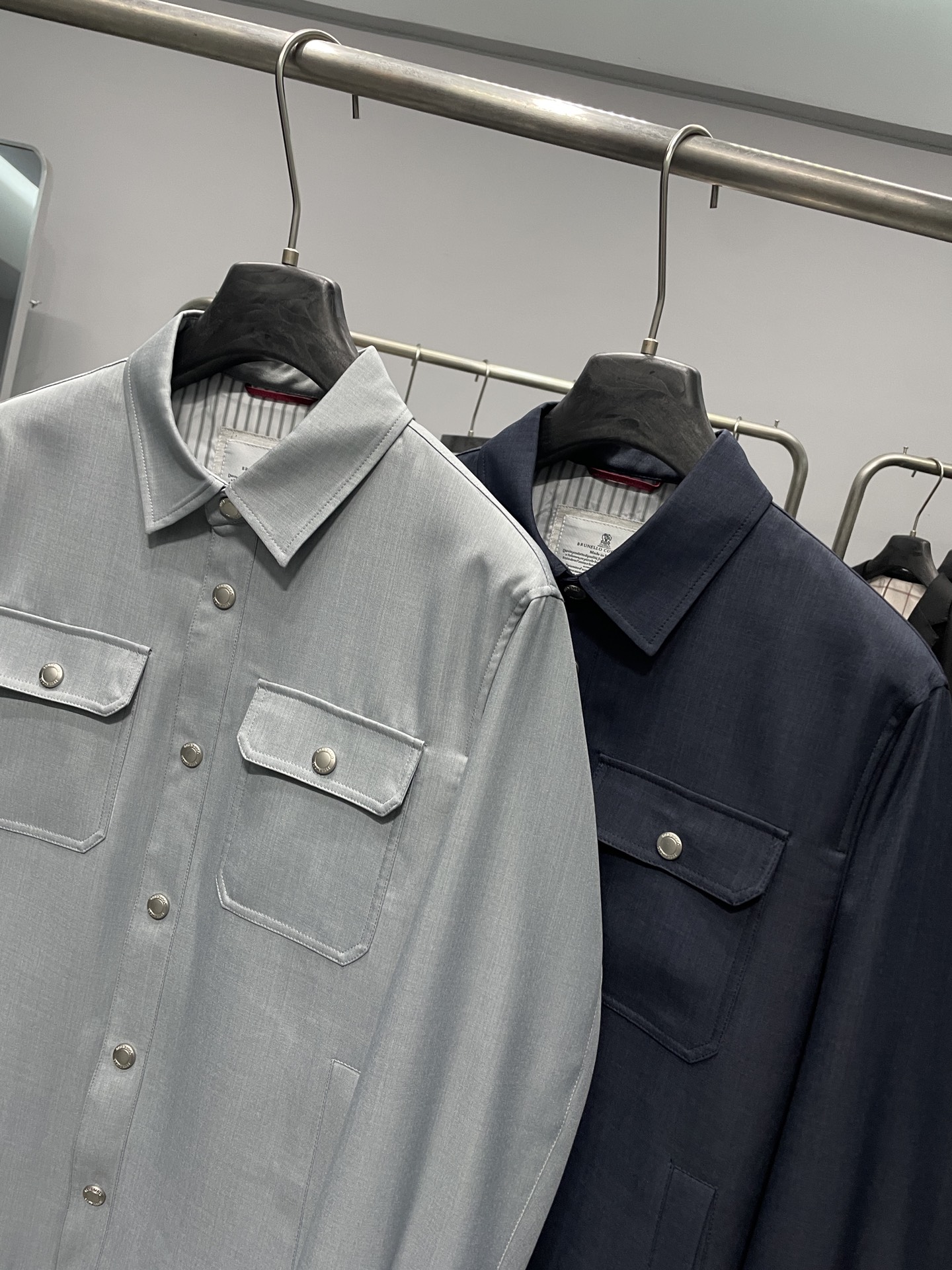 ～BC26SS春季新款男士工装衬衫翻领夹克，凝练品牌标志性的低调奢华与实用美学。面料采用羊毛、锦纶与聚酯