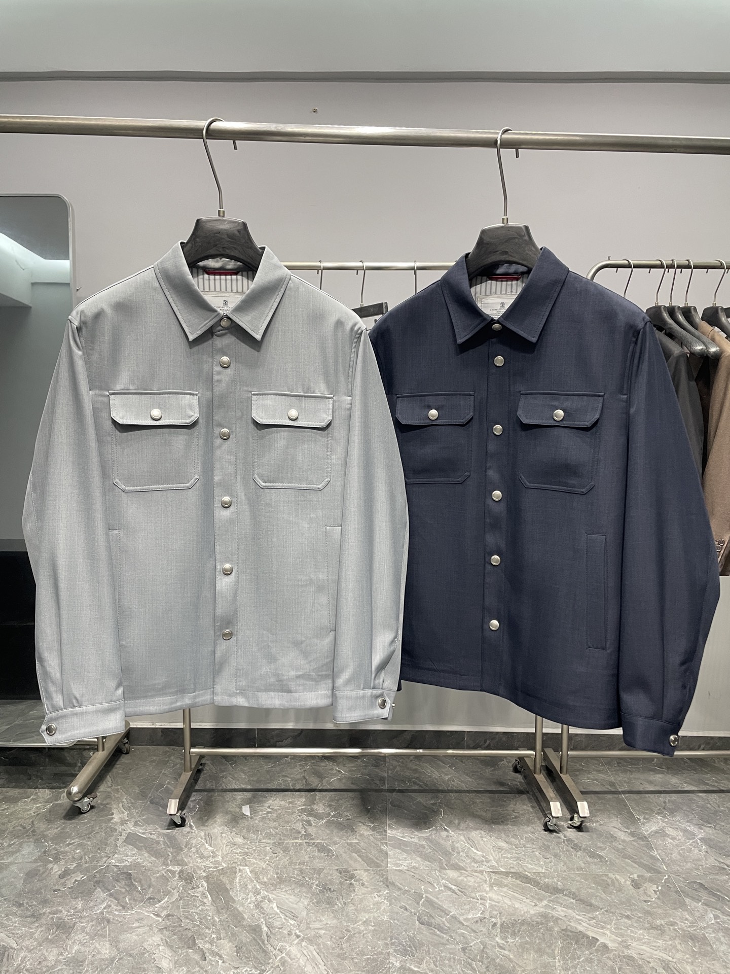 ～BC26SS春季新款男士工装衬衫翻领夹克，凝练品牌标志性的低调奢华与实用美学。面料采用羊毛、锦纶与聚酯