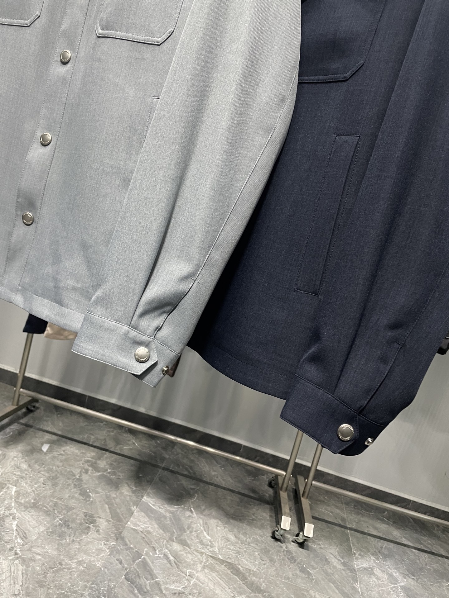 ～BC26SS春季新款男士工装衬衫翻领夹克，凝练品牌标志性的低调奢华与实用美学。面料采用羊毛、锦纶与聚酯