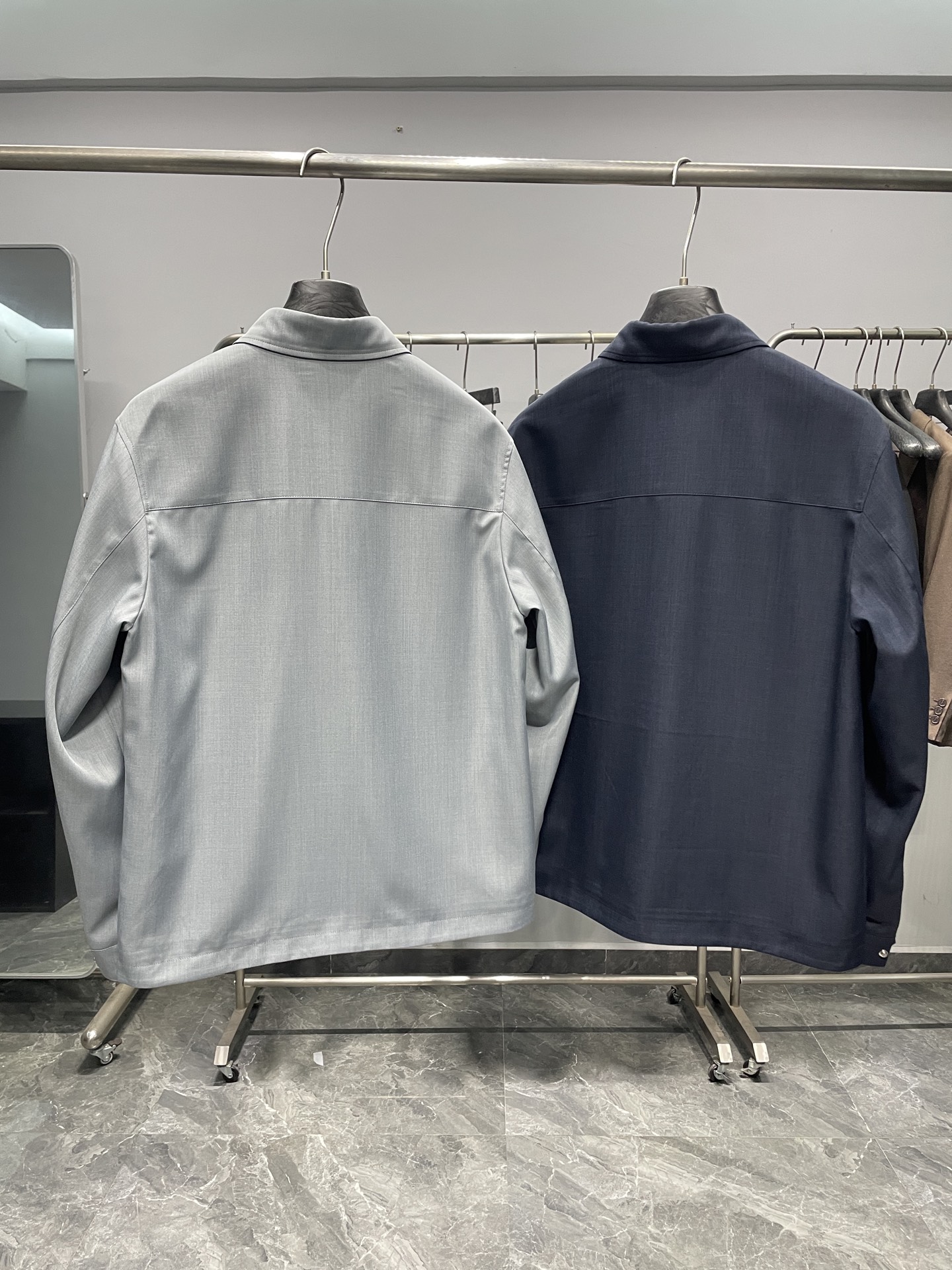 ～BC26SS春季新款男士工装衬衫翻领夹克，凝练品牌标志性的低调奢华与实用美学。面料采用羊毛、锦纶与聚酯