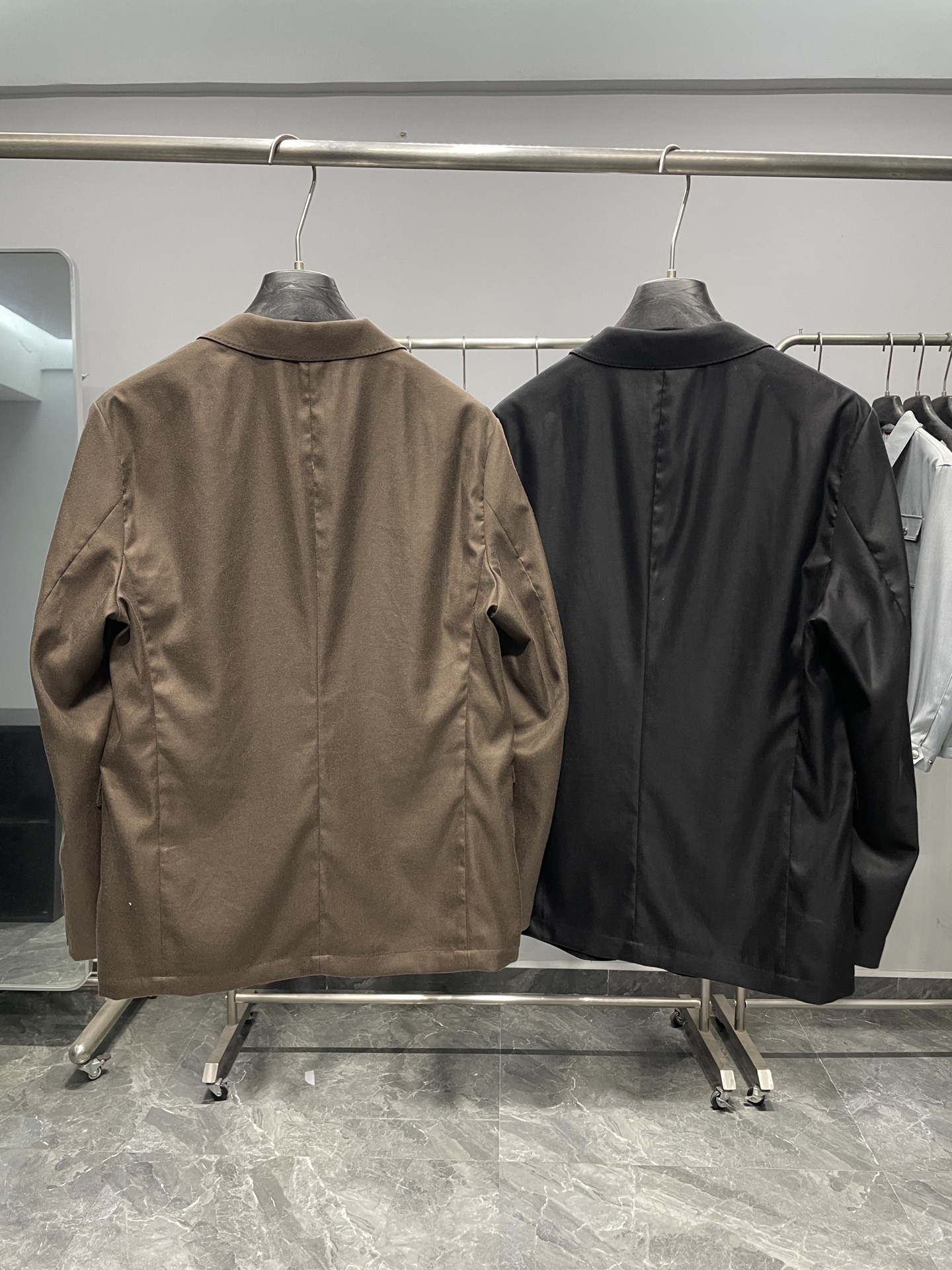 Loro Piana76SS早春新款亚麻混纺斜纹翻领西服，男士刺绣logo经典两粒扣商务休闲西装夹克外套