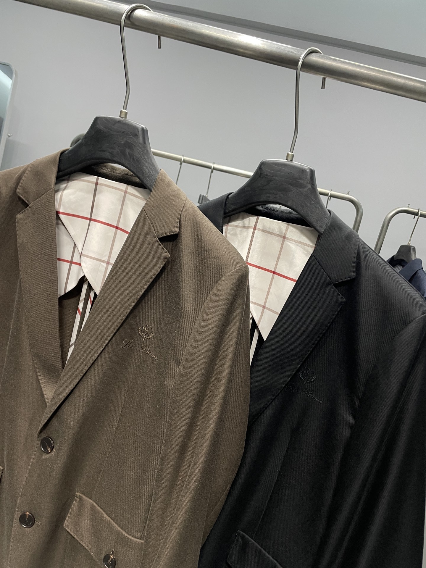 Loro Piana76SS早春新款亚麻混纺斜纹翻领西服，男士刺绣logo经典两粒扣商务休闲西装夹克外套