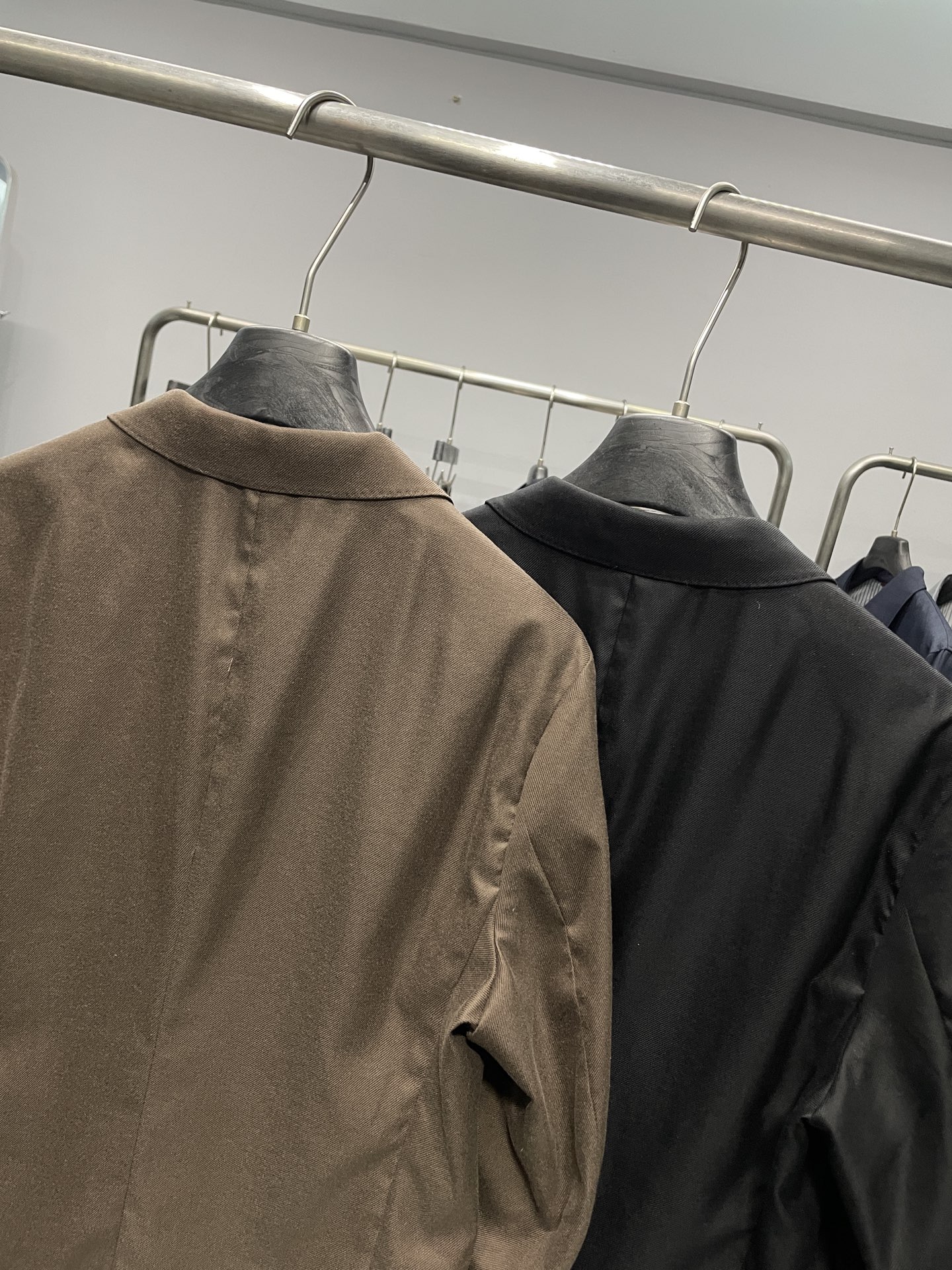 Loro Piana76SS早春新款亚麻混纺斜纹翻领西服，男士刺绣logo经典两粒扣商务休闲西装夹克外套