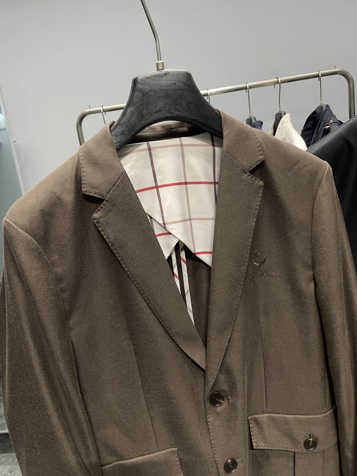 Loro Piana76SS早春新款亚麻混纺斜纹翻领西服，男士刺绣logo经典两粒扣商务休闲西装夹克外套