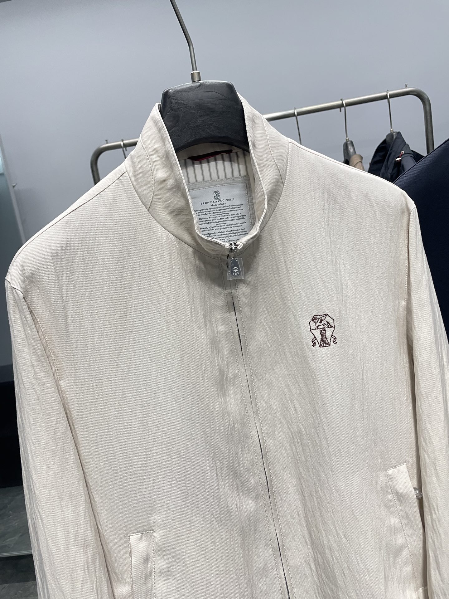 BC26SS春季新款尼龙混纺刺绣男士商务休闲立领夹克！以低调奢华的美学内核，打造出这款兼具实穿与格调的立