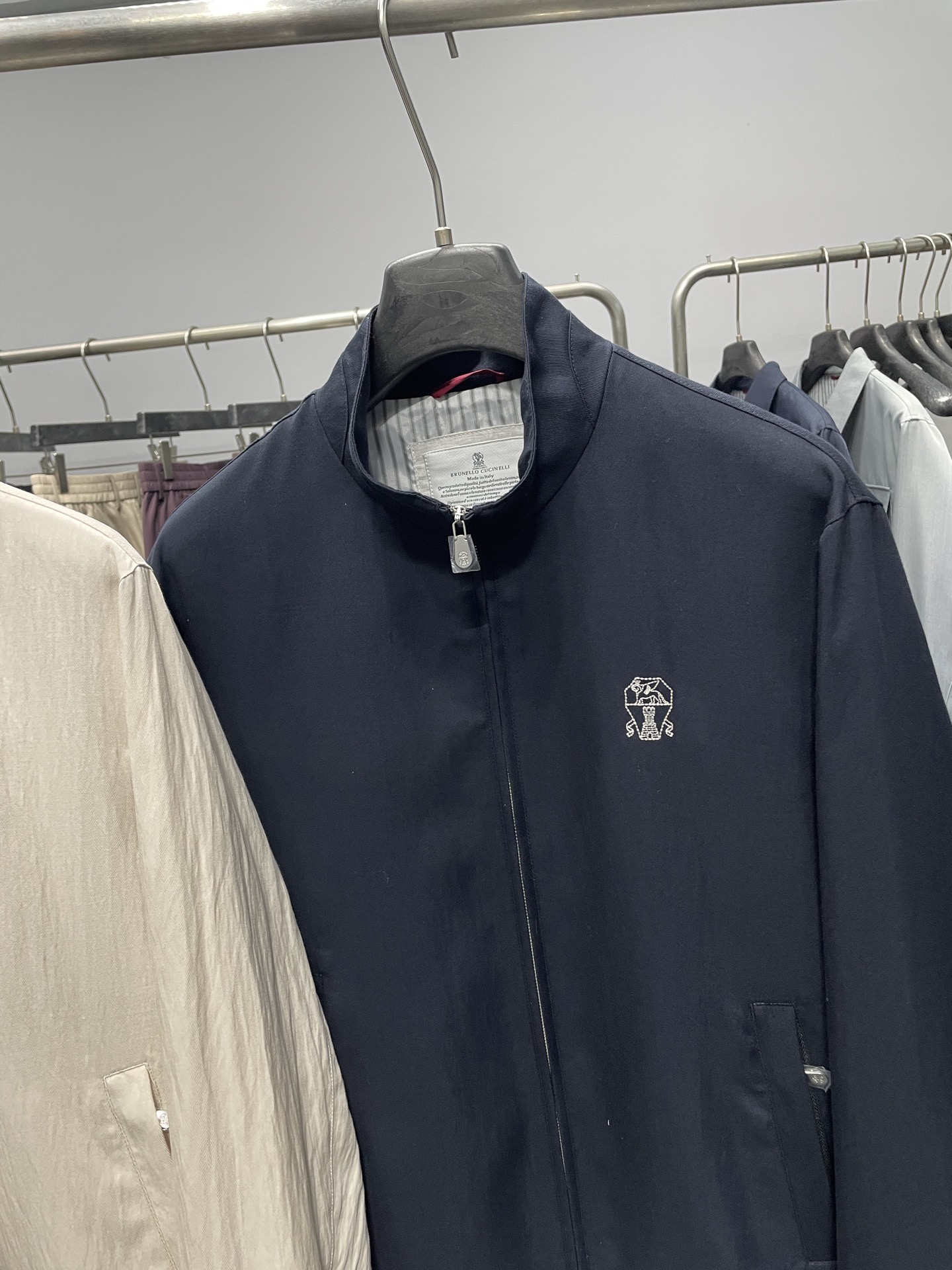 BC26SS春季新款尼龙混纺刺绣男士商务休闲立领夹克！以低调奢华的美学内核，打造出这款兼具实穿与格调的立