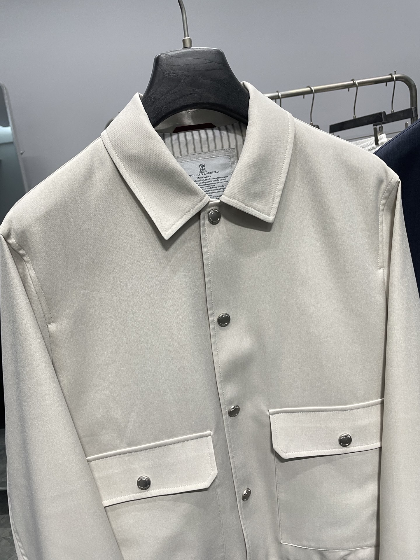 BC26SS春季新款商务休闲翻领夹克衫！意式轻奢美学与实用主义的融合之作。衣身采用高支混纺面料，其中羊毛