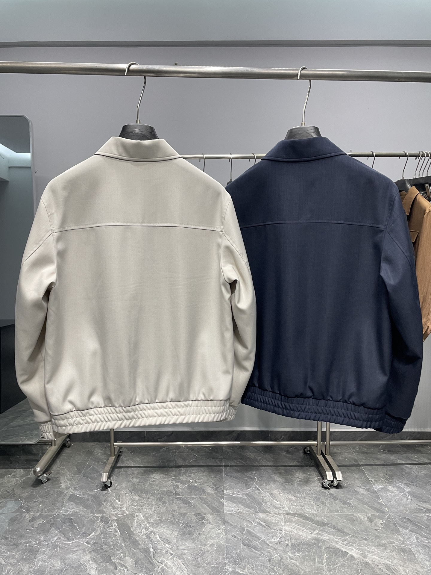 BC26SS春季新款商务休闲翻领夹克衫！意式轻奢美学与实用主义的融合之作。衣身采用高支混纺面料，其中羊毛