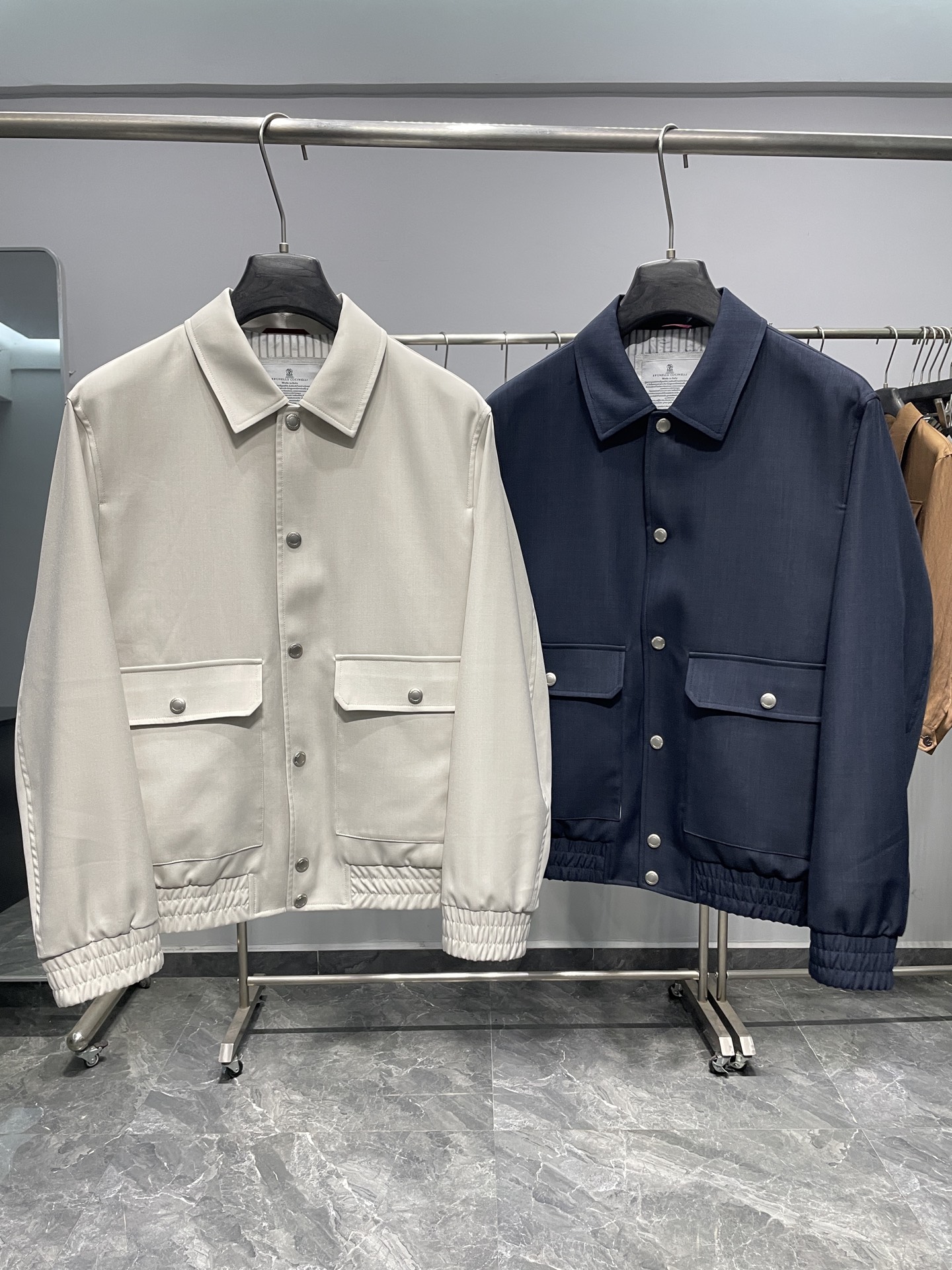 BC26SS春季新款商务休闲翻领夹克衫！意式轻奢美学与实用主义的融合之作。衣身采用高支混纺面料，其中羊毛