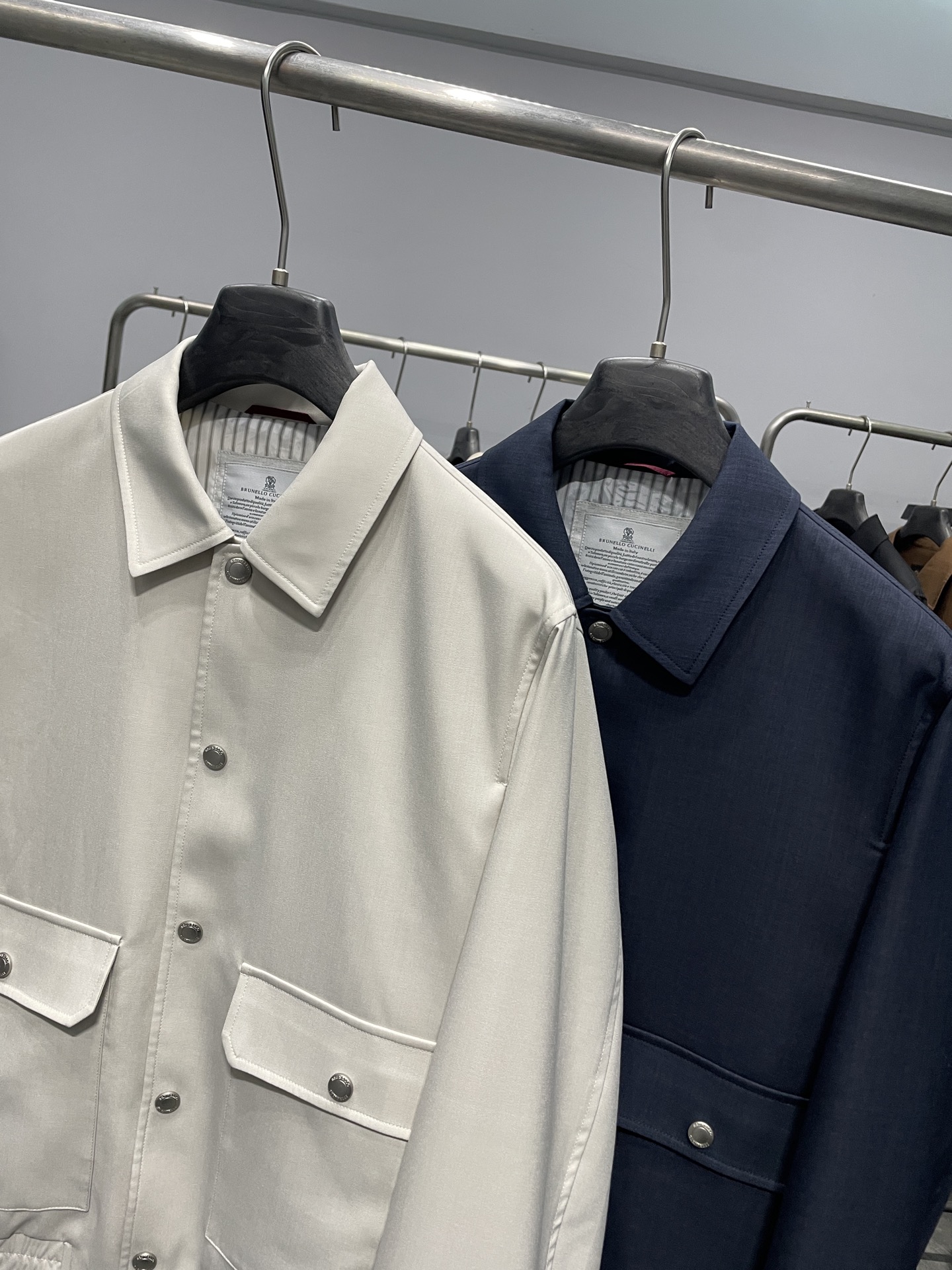 BC26SS春季新款商务休闲翻领夹克衫！意式轻奢美学与实用主义的融合之作。衣身采用高支混纺面料，其中羊毛