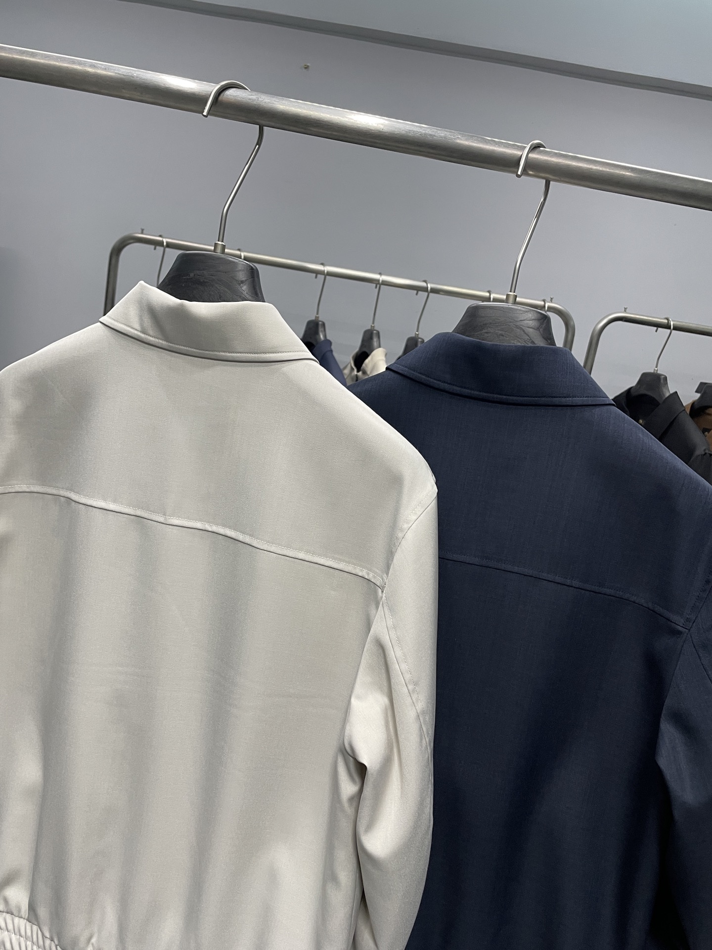 BC26SS春季新款商务休闲翻领夹克衫！意式轻奢美学与实用主义的融合之作。衣身采用高支混纺面料，其中羊毛