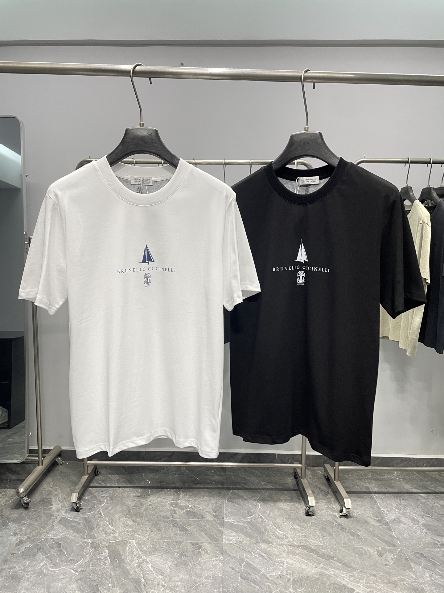 NO:777714,BC26SS new spring and summer new jersey cotton basic round neck short T-shirt, men's classic sailing badge pattern printed casual short-sleeved T-shirt!  Trading company channels are rare and available on the official website simultaneously!  In the ocean of fashion, there are always some items that are like shining stars, attracting everyone's attention with their unique design and excellent quality. The BC sailing logo T-shirt is one of them!  This T-shirt is made of custom-made plain knitted cotton. The fabric not only feels great, but also has good breathability!  In the hot summer, wearing it is like being exposed to the cool breeze. Sweat can be quickly discharged from the body, keeping the skin dry and comfortable at all times, without the discomfort of being hot and sticky!  The printing of the classic sailboat badge pattern on the front is undoubtedly the finishing touch of the entire dress. The pattern design is exquisite, the lines are simple and smooth, without too many complicated decorations, but it vividly displays the shape of the sailboat!  The simple design style reveals a sense of high-end. It is not ostentatious, but can inadvertently attract the attention of others, making you stand out from the crowd!  In addition to the fabric and pattern, the fit of this T-shirt is also very good. After careful research and many trial adjustments, the designer has created a fit that can adapt to most people's body types!  It is neither too loose and bloated, nor too slim to expose the shortcomings of the figure, showing the best condition!  Color White, Black Size S-XXL Size Reference S Size Shoulder Width 45 Bust Length 67 M Size Shoulder Width 46 Bust 104 Length 68 L Size Shoulder Width 47 Bust Length 69 XL Size Shoulder Width 48 Bust 112 Length 70 219860909BC26SS春夏新款平纹针织棉布基础圆领短Tee,男士经典帆船徽章图案印花休闲短袖T恤衫！贸易公司渠道稀出,同步官网发售！在时尚的海洋中,总有一些单品如同璀璨的星辰,以其独特的设计和卓越的品质吸引着众人的目光,BC帆船标识T恤便是其中之一！ 这款T恤采用了客供定制平纹针织棉布,面料不仅手感极佳,还具有良好的透气性！在炎炎夏日,穿上它就如同置身于清凉的微风之中,汗水能够迅速排出体外,让肌肤始终保持干爽舒适,不会产生那种闷热黏腻的不适感！前幅经典帆船徽章图案印花无疑是整件衣服的点睛之笔,图案设计精妙,线条简洁流畅,没有过多繁杂的装饰,却将帆船的形态栩栩如生地展现出来！简约的设计风格却透露出一种高级感,它不张扬,却能在不经意间吸引他人的目光,让你在人群中脱颖而出！除了面料和图案,这款T恤的版型也十分合身,设计师经过精心的研究和多次的试穿调整,打造出了这款能够适应大多数人体型的合身版型！它既不会过于宽松显得臃肿,也不会过于修身暴露身材的缺点,展现出最佳的状态！ 颜色白色、黑色 尺码S-XXL 尺寸参考 S码肩宽45胸围衣长67 M码肩宽46胸围104衣长68 L码肩宽47胸围衣长69 XL码肩宽48胸围112衣长70 2XL码肩宽49胸围116衣长71,,T-shirt,tees，t-shirt,,Men's clothing