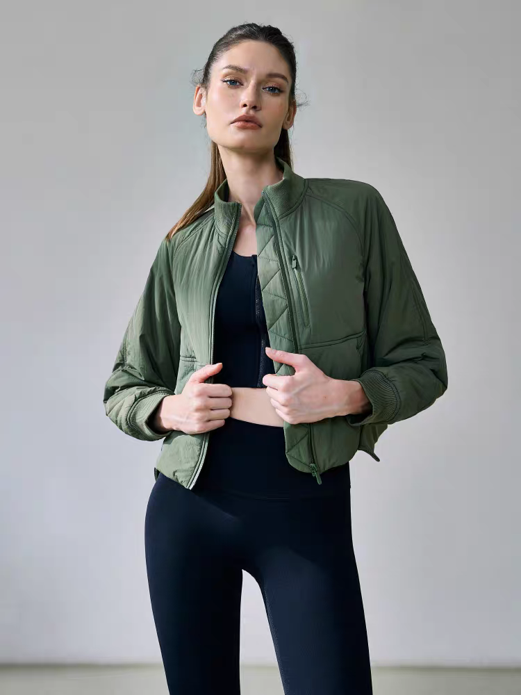 P175
lulu nsulated 女士夹棉短款飞行员夹克来啦~!品质跟柜子一千的一样!贾玲同款❗️出自给lu家常年做订单的工厂,咱们的老渠道了,品质放一万个心!一共是两个颜色,军绿和黑色,都是不挑人的百搭的,版型非常正,衣身有同色的印花标识哈,大气、精致、辨识度高,特别有质感。两个色可以盲选的,咱们纯Y出货,柜子什么样咱们什么样,推荐自留!
面料⚠️
全部都是订单客供Glyde面料,整个布面摸起来软糯不失筋骨感,稳固性很强,久穿不变形、不易走样,表面有微微褶皱的肌理感,很有辨识度,防风防水。
填充⚠️
内里填充是PrimaLoft®合成微纤维保温材料,有很好的保温效果和防水性,即使在潮湿的情况下也能持续提供保温能力,这是羽绒所媲美不了的。
(⚠️比羽绒还牛的PrimaLoft是什么材质)
➡️保暖性:PrimaLoft这种人造保暖材料模仿羽绒的结构,利用粗中空纤维为骨干,将超细中空纤维合成缠绕在粗骨干上面,从而在构造上和羽绒般的树状结构非常近似。
由于 PrimaLoft®的中空纤维极细、极复杂。这样的结构造成整块 PrimaLoft®填充物中有着数量极多、且比水分子团还小的气室。这些气室能抓住身体散发出的热量,同时纤维又有着先天的拒水性。即使整件衣服都打湿了,PrimaLoft@仍能具有高度的保暖效果,这种特性是羽绒制品无法想象的。
➡️拒水性:这也是 PrimaLoft®吸引人的优点之一。即使在潮湿的情况下,它依日能继续提供隔热性能。而这正是羽绒服的弱点。与干燥的时候相比,潮湿的PrimaLoft可继续提供96%的保温能力。)
版型是夹克版型的
➡️领口和袖口都是螺纹收口哈,很有细节感,亲肤、柔软,弹力适度,稳固性好,不易变形。
➡️插肩袖款设计的,更具时尚感,上身完全没有束缚感,舒适随意。
➡️短款设计的,完全不挑穿搭,日常、休闲、通勤适配度很高,下摆位置特殊的罗纹剪裁,特别有设计感,视觉显腿长。
黑色和军绿白色三个颜色,完全不挑人的款式哈,轻便保暖不压身,高个子矮个子都可以,超级推荐自留哈。
~
颜色:白色 军绿 黑色
尺码:S~XL
S 胸围104 衣长50【90-110斤】
M 胸围109 衣长52【110-125斤】
L 胸围114 衣长54【125-140斤】
XL胸围119 衣长56【140-155斤】