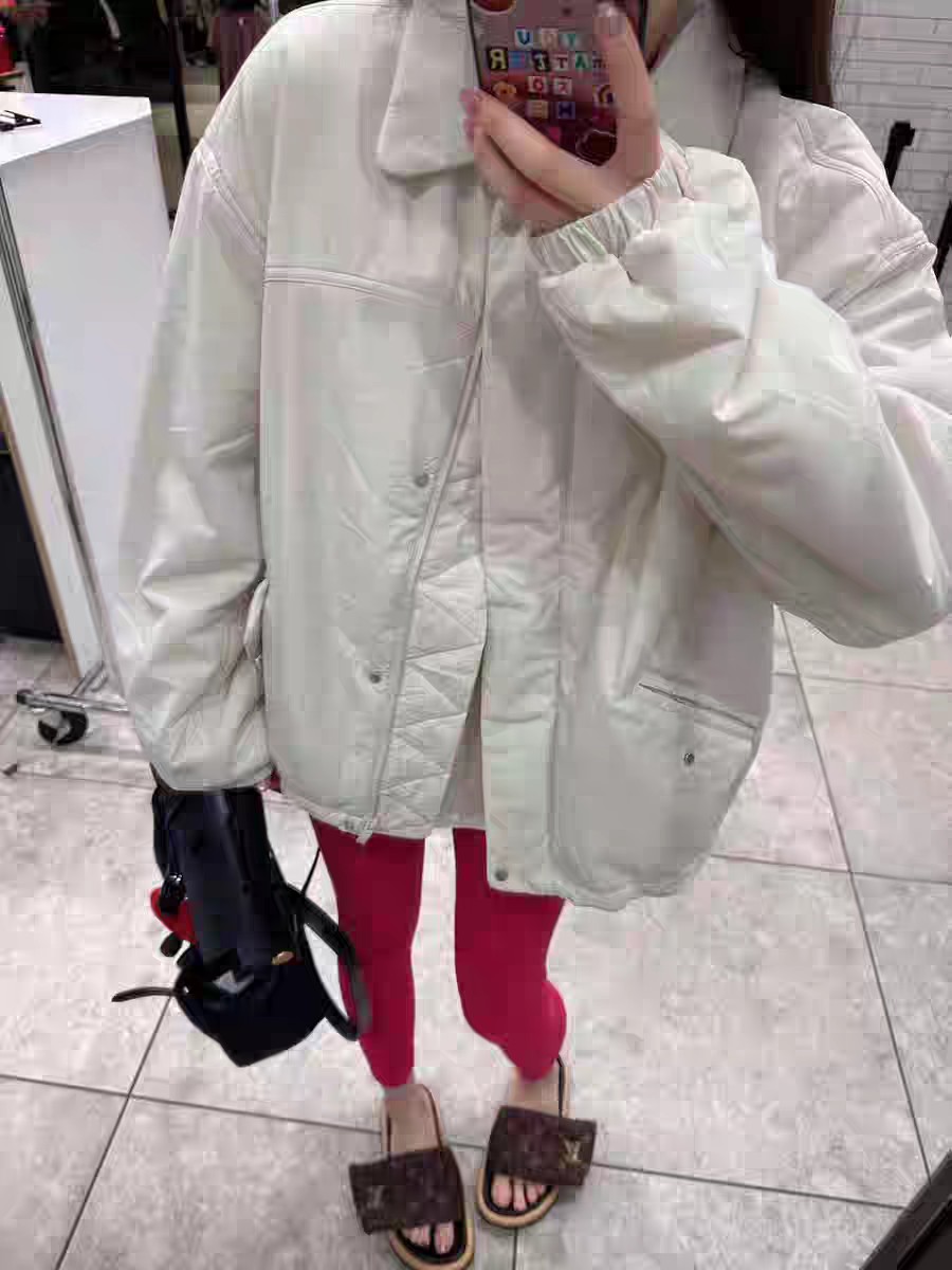P185
lululemon Insulated Oversized 女士宽松翻领夹克
雨天的咖啡聚会或周末的度假旅行,随时准备就绪;这款带夹层外套采用功能型面料,轻盈保暖,伴你轻松应对天气变化
这款衣服是轻盈的 Glyde 面料,带有双向 PrimaLoft®夹层设计,摒弃臃肿笨重的感觉藏肉不显胖,轻松保暖舒适,遇湿仍保暖,非常好打理,,下摆抽绳设计,方便调节松紧宽松剪裁,长度及上臀
尺码:2/S 4/M 6/L 8/XL
颜色:黑色 骨白色
颜色:米白色 黑色
尺码:S~XL【4~10】
S/4 肩宽55 胸围125 衣长63【85-110斤】
M/6肩宽56 胸围130 衣长65【110-125斤】
L/8 肩宽57 胸围135 衣长67【120-145斤】
XL/10肩宽58 胸围140 衣长69【145-160斤】