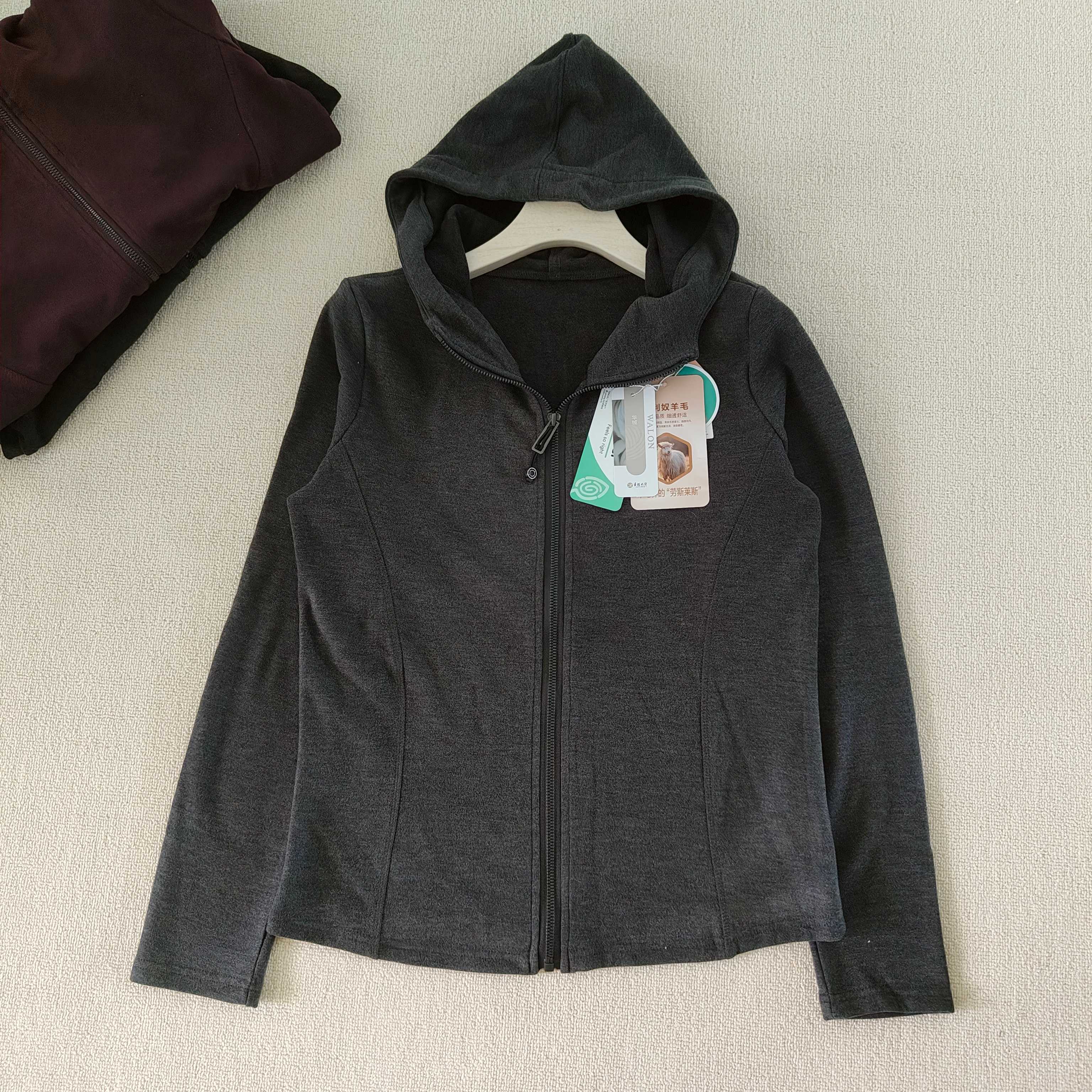 云朵羊毛拼麻丝公主缝连帽开衫332
面料成分:莱赛尔43.6% 粘纤22.1% 氨纶16.8% 腈纶14% 绵羊毛3.5%
连帽➕拉链设计兼具时尚感与实用性
连帽元素增添了休闲感
在保暖的同事又能打造出不同的穿搭风格
穿上它轻松驾驭各种场合是春秋冬必备单品
颜色:石墨灰 乌梅紫 深灰 杏色
尺码:M~XXL
M 肩宽35 胸围92 衣长58【80-120斤】
L 肩宽36 胸围97 衣长60【120-135斤】
XL 肩宽37 胸围103 衣长61【135-150斤】
XXL肩宽39 胸围109 衣长62【150-165斤】