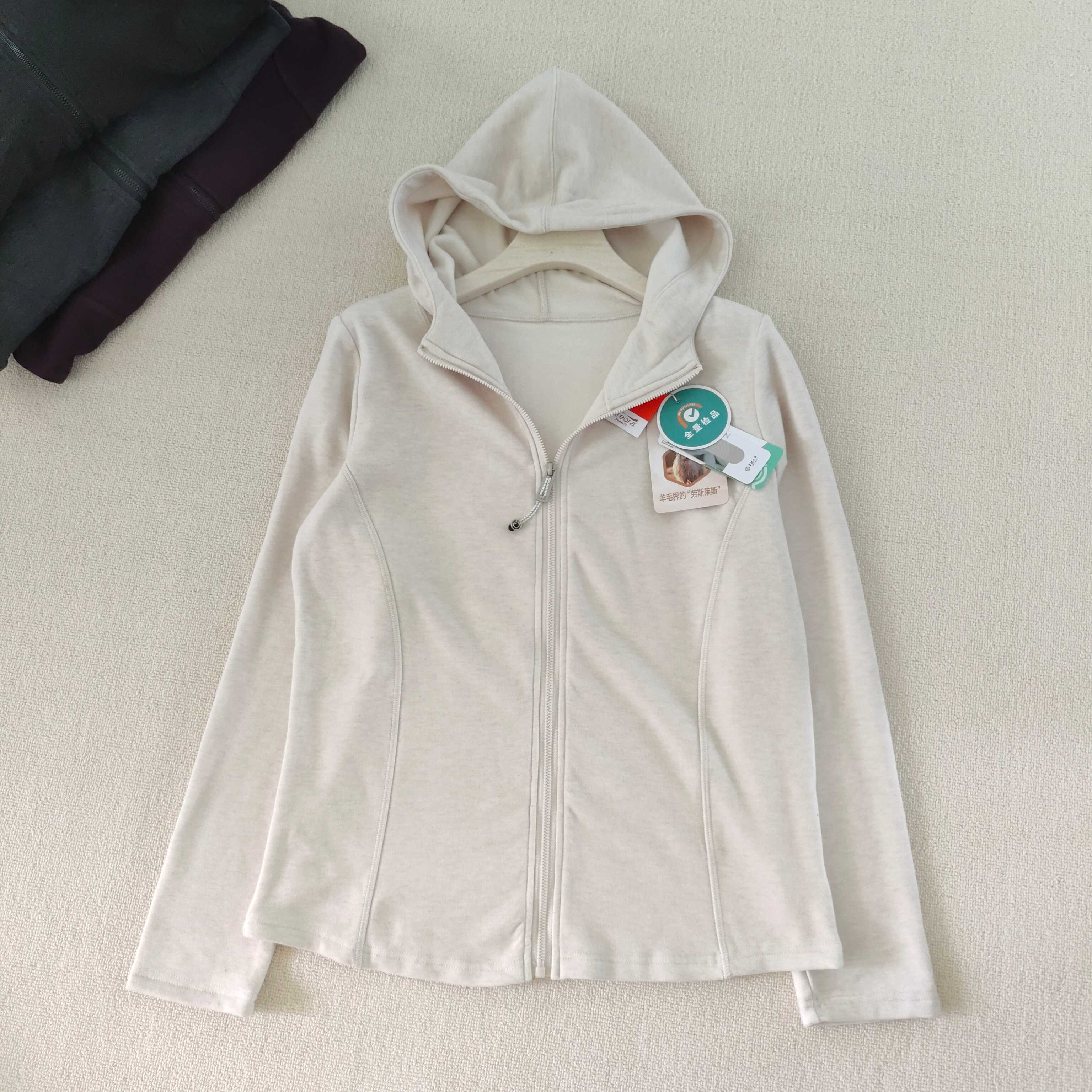 云朵羊毛拼麻丝公主缝连帽开衫332
面料成分:莱赛尔43.6% 粘纤22.1% 氨纶16.8% 腈纶14% 绵羊毛3.5%
连帽➕拉链设计兼具时尚感与实用性
连帽元素增添了休闲感
在保暖的同事又能打造出不同的穿搭风格
穿上它轻松驾驭各种场合是春秋冬必备单品
颜色:石墨灰 乌梅紫 深灰 杏色
尺码:M~XXL
M 肩宽35 胸围92 衣长58【80-120斤】
L 肩宽36 胸围97 衣长60【120-135斤】
XL 肩宽37 胸围103 衣长61【135-150斤】
XXL肩宽39 胸围109 衣长62【150-165斤】