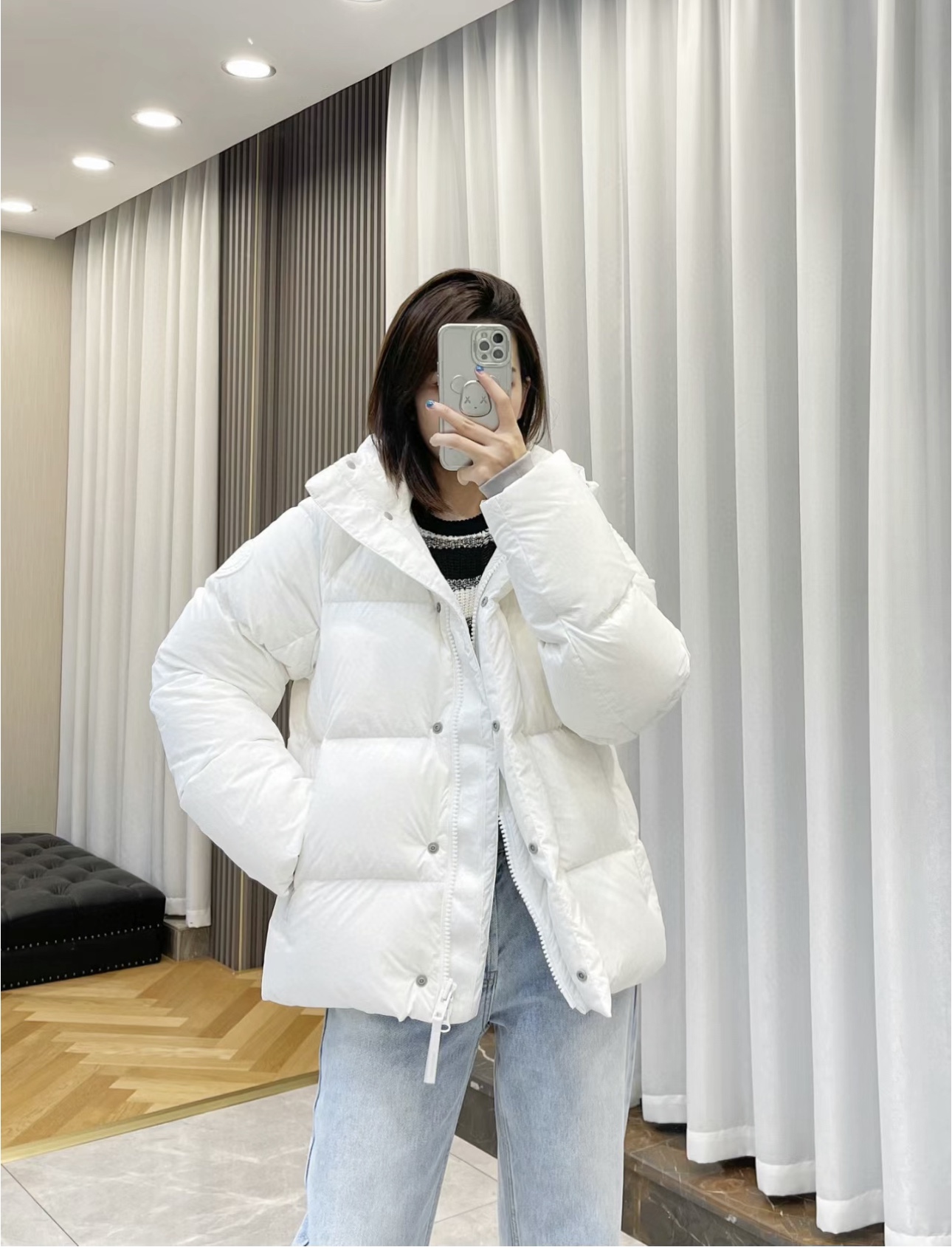 Guangzhou high-version Canada Goose parka in pastel colors. 80% duck down, lightweight and warm. Durable Cordura fabric, removable hood with down filling. YKK zippers, multiple pockets. Colors: white, blue, pink, gray.-Big cat
