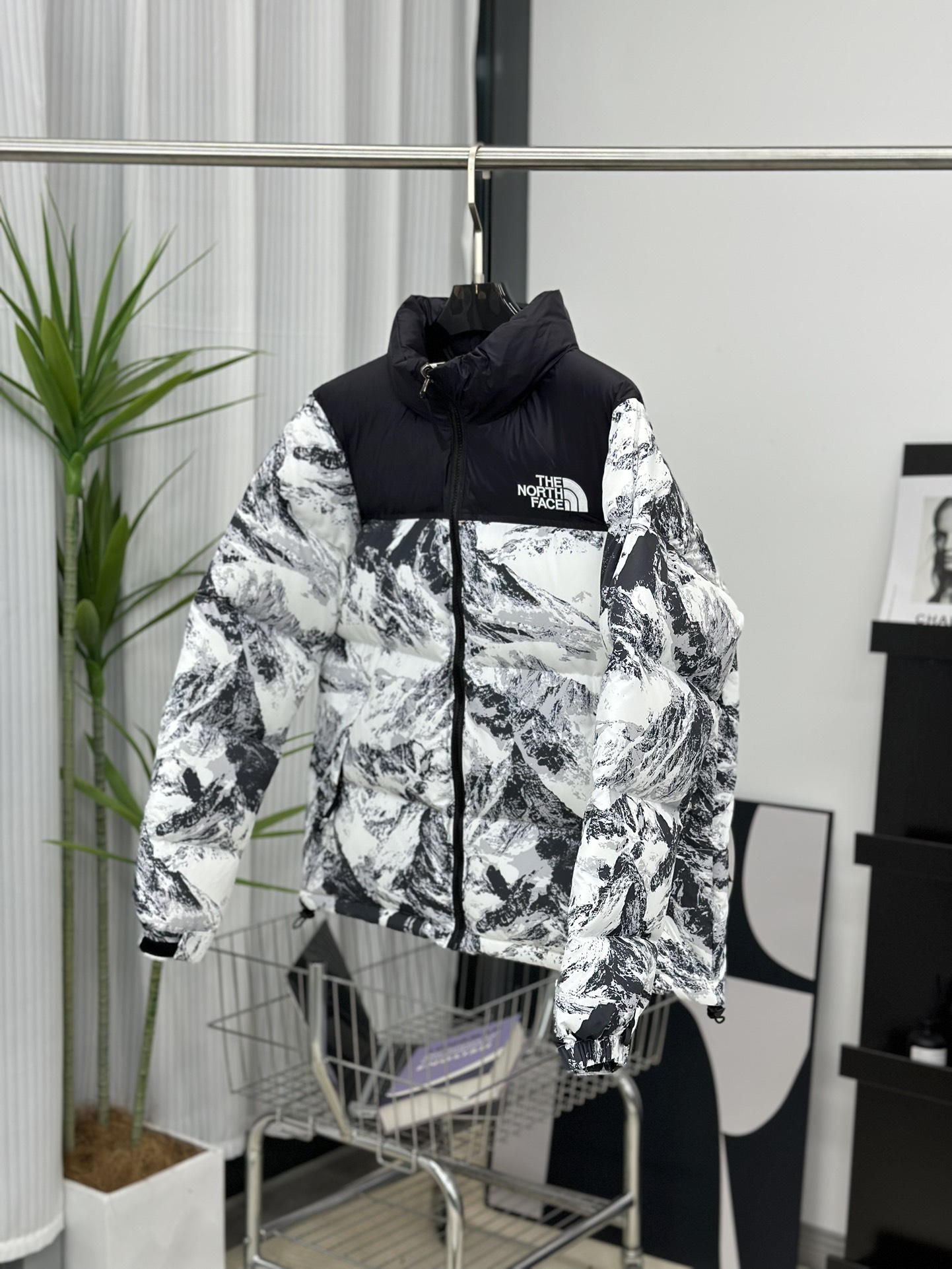 The North Face 北面1996限量款雪山 ✅进口barudan百灵达绣花机定制万针电绣,采用进口7号针,进口绣线,保证每字饱满、立体、清晰,可称最贵绣标 ✅采用国标90白鸭绒填充,保暖性能更出色,轻便不厚重,压缩后的蓬松度恢复性好 ✅原厂定制40D格子四级防水布料,独家采用原版一致单层布料做法【非市面通货内加胆布】,采用单层布料考验了布料及羽绒必须要达标,防止跑绒,并保证手感及膨松度,内里采用尼龙nylon双重双层封禁设计,不会出现任何跑绒现象,内置抽拉绳扣的可调节下摆,可防风防寒 ✅拉链采用吉田YKK原厂定制,刻字清晰,质感完美顺滑 ✅辅料及扣子均采用原版一样铜芯弹簧【非市面铁芯弹簧】 ✅北面羽绒服,不吹嘘,目前能比我们做的更好的几乎没有