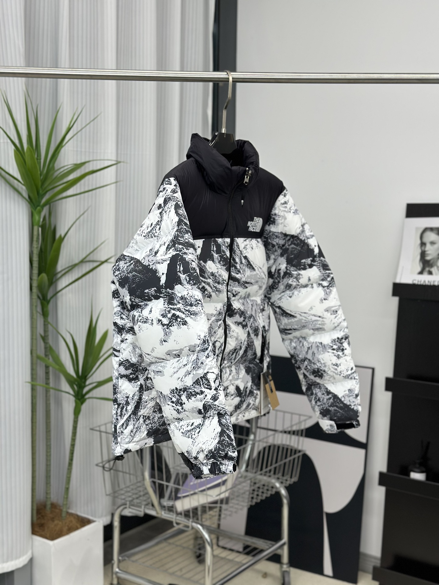 The North Face 北面1996限量款雪山 ✅进口barudan百灵达绣花机定制万针电绣,采用进口7号针,进口绣线,保证每字饱满、立体、清晰,可称最贵绣标 ✅采用国标90白鸭绒填充,保暖性能更出色,轻便不厚重,压缩后的蓬松度恢复性好 ✅原厂定制40D格子四级防水布料,独家采用原版一致单层布料做法【非市面通货内加胆布】,采用单层布料考验了布料及羽绒必须要达标,防止跑绒,并保证手感及膨松度,内里采用尼龙nylon双重双层封禁设计,不会出现任何跑绒现象,内置抽拉绳扣的可调节下摆,可防风防寒 ✅拉链采用吉田YKK原厂定制,刻字清晰,质感完美顺滑 ✅辅料及扣子均采用原版一样铜芯弹簧【非市面铁芯弹簧】 ✅北面羽绒服,不吹嘘,目前能比我们做的更好的几乎没有