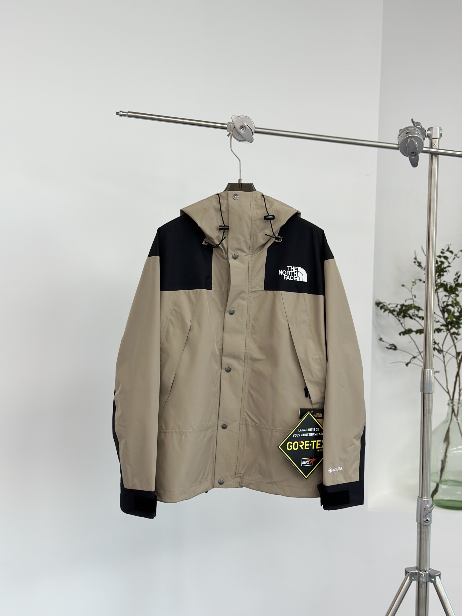 正价顶级💰130今年新货👊🏻全压胶 全防水   带芯片带芯片🔥北面1990冲锋衣💰130💰给你
内里脖颈那块儿，有个标手机NFC，可以直接同步到官网去的。
其它北面款式发图问价，全版本供应
跑量的谈

𝐓𝐡𝐞 𝐍𝐨𝐫𝐭𝐡 𝐅𝐚𝐜𝐞 𝟏𝟗𝟗𝟎  卡其色
- 北面1990冲锋衣