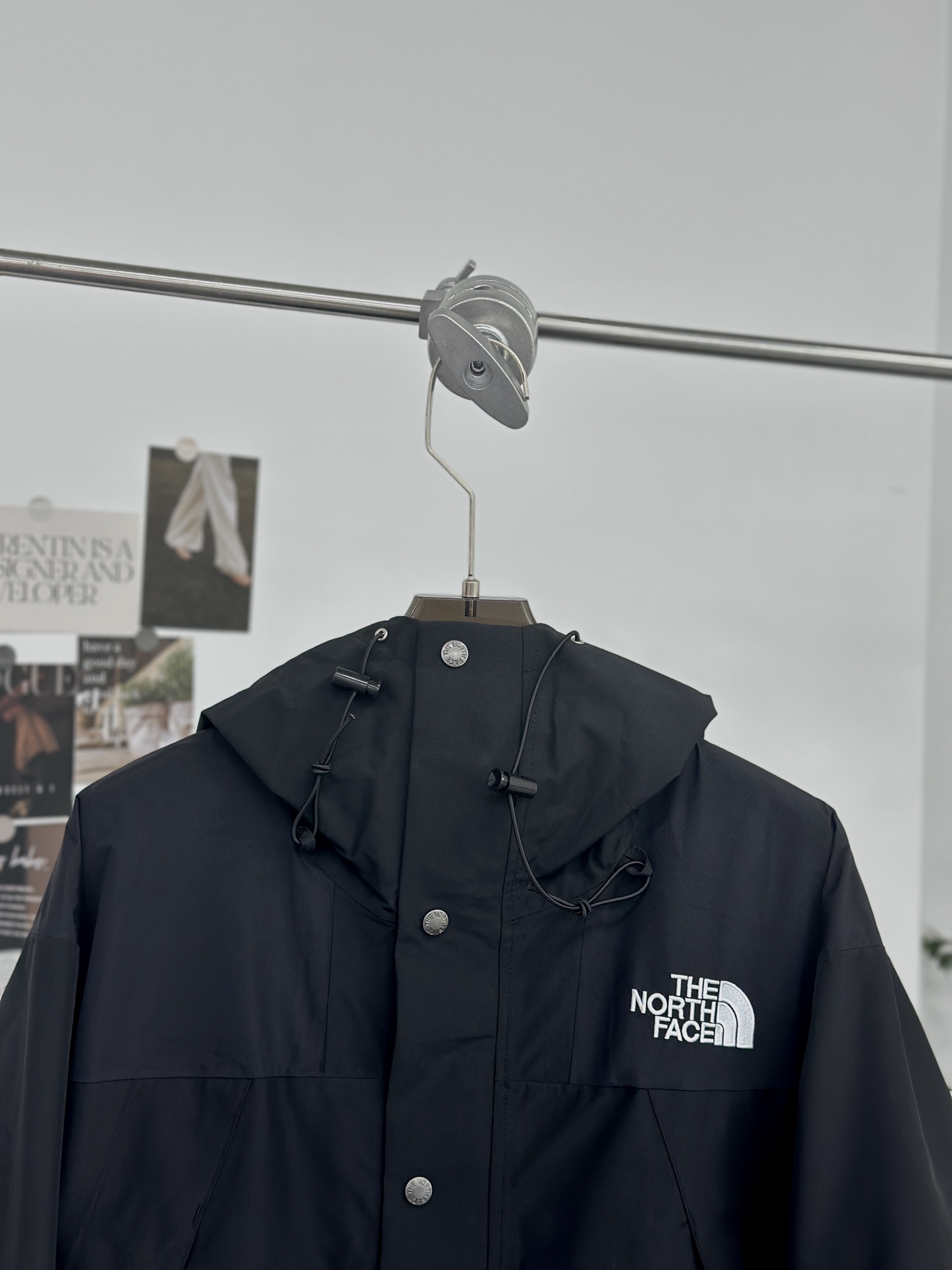 正价顶级💰130今年新货👊🏻全压胶 全防水   带芯片带芯片🔥北面1990冲锋衣💰130💰给你
内里脖颈那块儿，有个标手机NFC，可以直接同步到官网去的。
其它北面款式发图问价，全版本供应
跑量的谈

𝐓𝐡𝐞 𝐍𝐨𝐫𝐭𝐡 𝐅𝐚𝐜𝐞 𝟏𝟗𝟗𝟎  黑色
- 北面1990冲锋衣