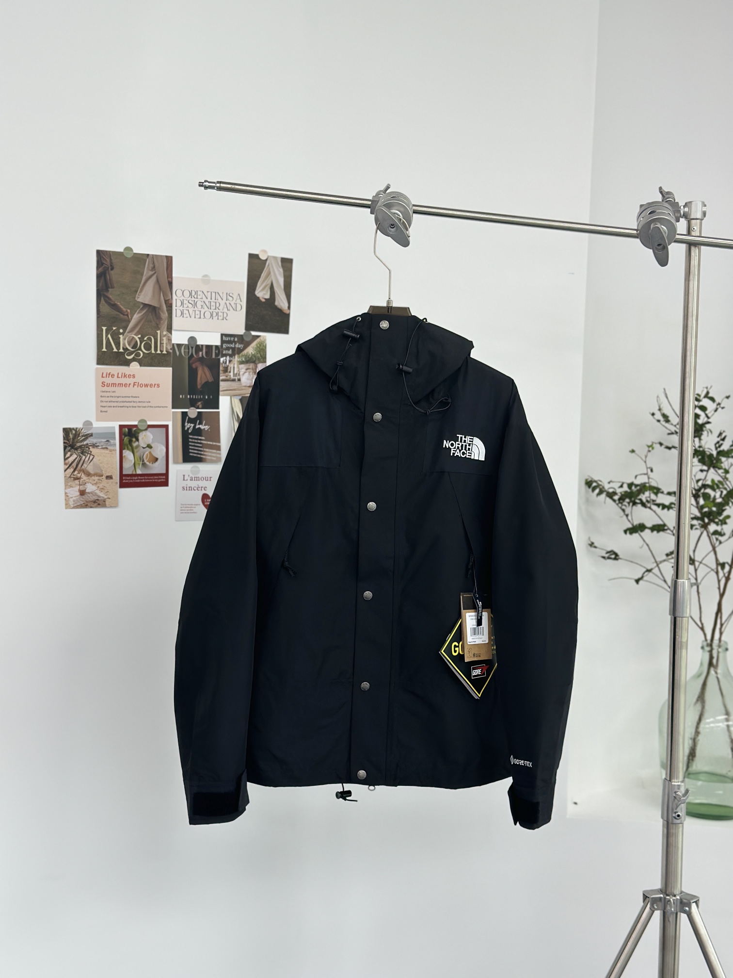 正价顶级💰130今年新货👊🏻全压胶 全防水   带芯片带芯片🔥北面1990冲锋衣💰130💰给你
内里脖颈那块儿，有个标手机NFC，可以直接同步到官网去的。
其它北面款式发图问价，全版本供应
跑量的谈

𝐓𝐡𝐞 𝐍𝐨𝐫𝐭𝐡 𝐅𝐚𝐜𝐞 𝟏𝟗𝟗𝟎  黑色
- 北面1990冲锋衣