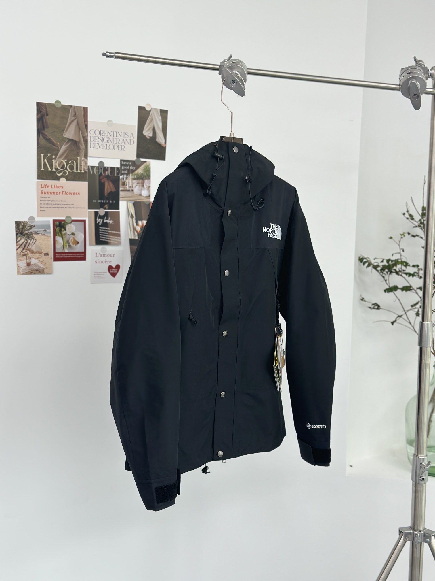 正价顶级💰130今年新货👊🏻全压胶 全防水   带芯片带芯片🔥北面1990冲锋衣💰130💰给你
内里脖颈那块儿，有个标手机NFC，可以直接同步到官网去的。
其它北面款式发图问价，全版本供应
跑量的谈

𝐓𝐡𝐞 𝐍𝐨𝐫𝐭𝐡 𝐅𝐚𝐜𝐞 𝟏𝟗𝟗𝟎  黑色
- 北面1990冲锋衣