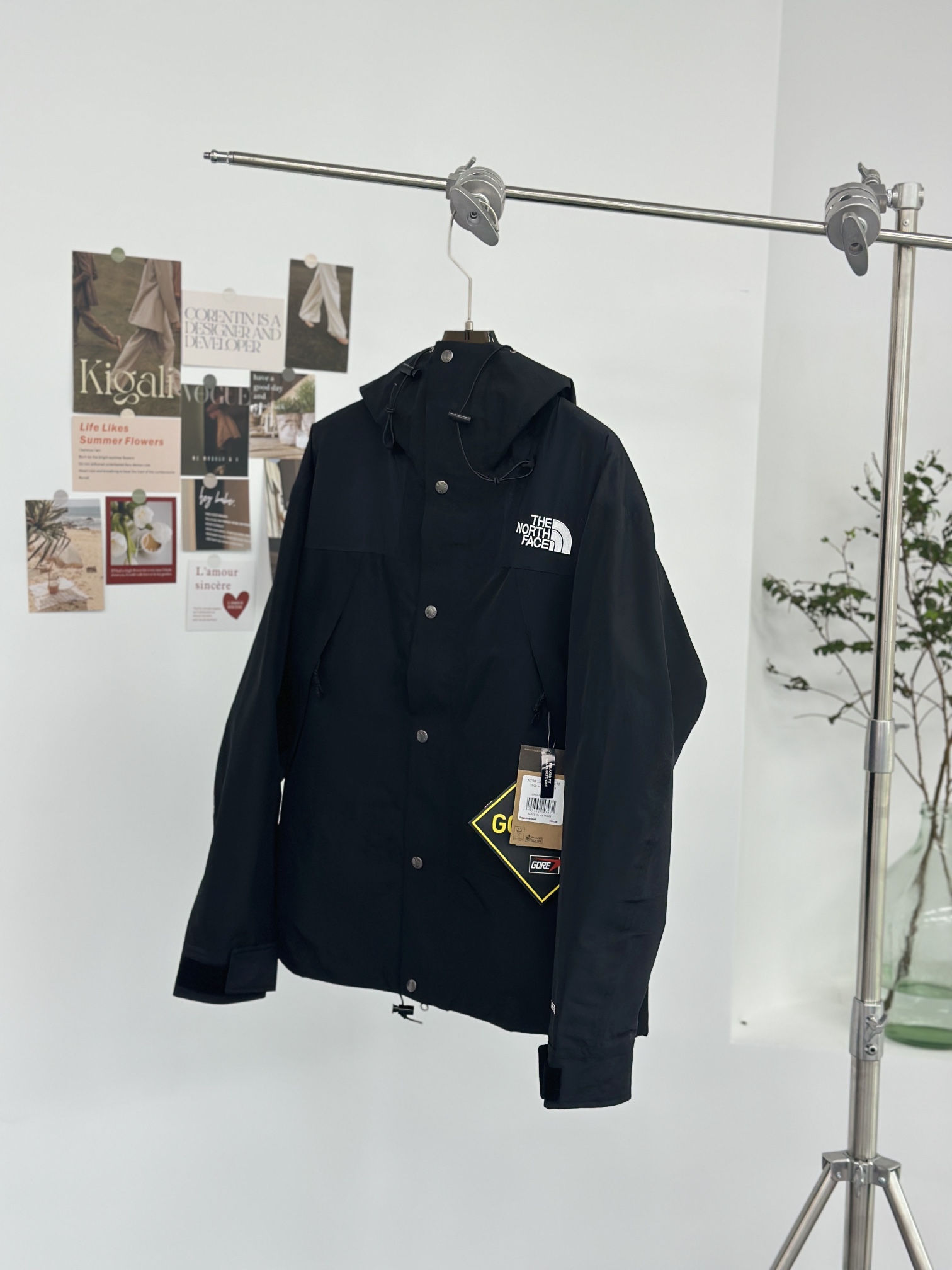 正价顶级💰130今年新货👊🏻全压胶 全防水   带芯片带芯片🔥北面1990冲锋衣💰130💰给你
内里脖颈那块儿，有个标手机NFC，可以直接同步到官网去的。
其它北面款式发图问价，全版本供应
跑量的谈

𝐓𝐡𝐞 𝐍𝐨𝐫𝐭𝐡 𝐅𝐚𝐜𝐞 𝟏𝟗𝟗𝟎  黑色
- 北面1990冲锋衣