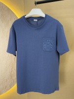 P135LOEW*2024ss The latest pocket embroidered short-sleeved T LOEWE color has not been lost|The new color scheme is too difficult to meet this season's new model has been in summer all the time~ Early autumn surrounded this model is a classic pocket embroidery style that shows freedom and vitality, simple style, super Good elasticity, whether worn alone or as an inner wear, is a very good choice. It is always used in daily workplaces~ The fabric is customized with 240 grams of pure cotton knitted fabric, which feels comfortable and skin-friendly, and will not feel any stuffy at all. The style is still made of oversize, which can modify the body and make you look slim and not picky about men and women. The same color: purple, blue, black and white size SMLXL 1 P135LOEW*2024ss The latest pocket embroidered short-sleeved T LOEWE color has not been lost|The new color scheme is too difficult to meet this season’s new model has been in summer all the time~ Early autumn surrounded this model is a classic pocket embroidery style that shows freedom and vitality, simple style, super Good elasticity, whether worn alone or as an inner wear, is a very good choice. It is always used in daily workplaces~ The fabric is customized with 240 grams of pure cotton knitted fabric, which feels comfortable and skin-friendly, and will not feel any stuffy at all. The style is still made of oversize, which can modify the body and make you look slim and not picky about men and women. The same color: purple, blue, black and white size SMLXL