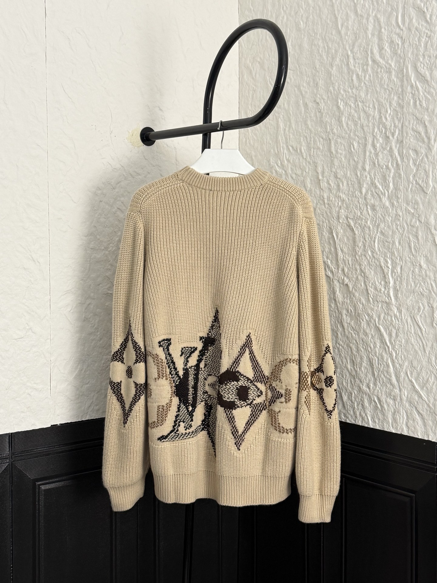 P325
LV/路易威登 SKI联名系列刺绣字母四叶草三花这针织衫毛衣
尺码：S-XL